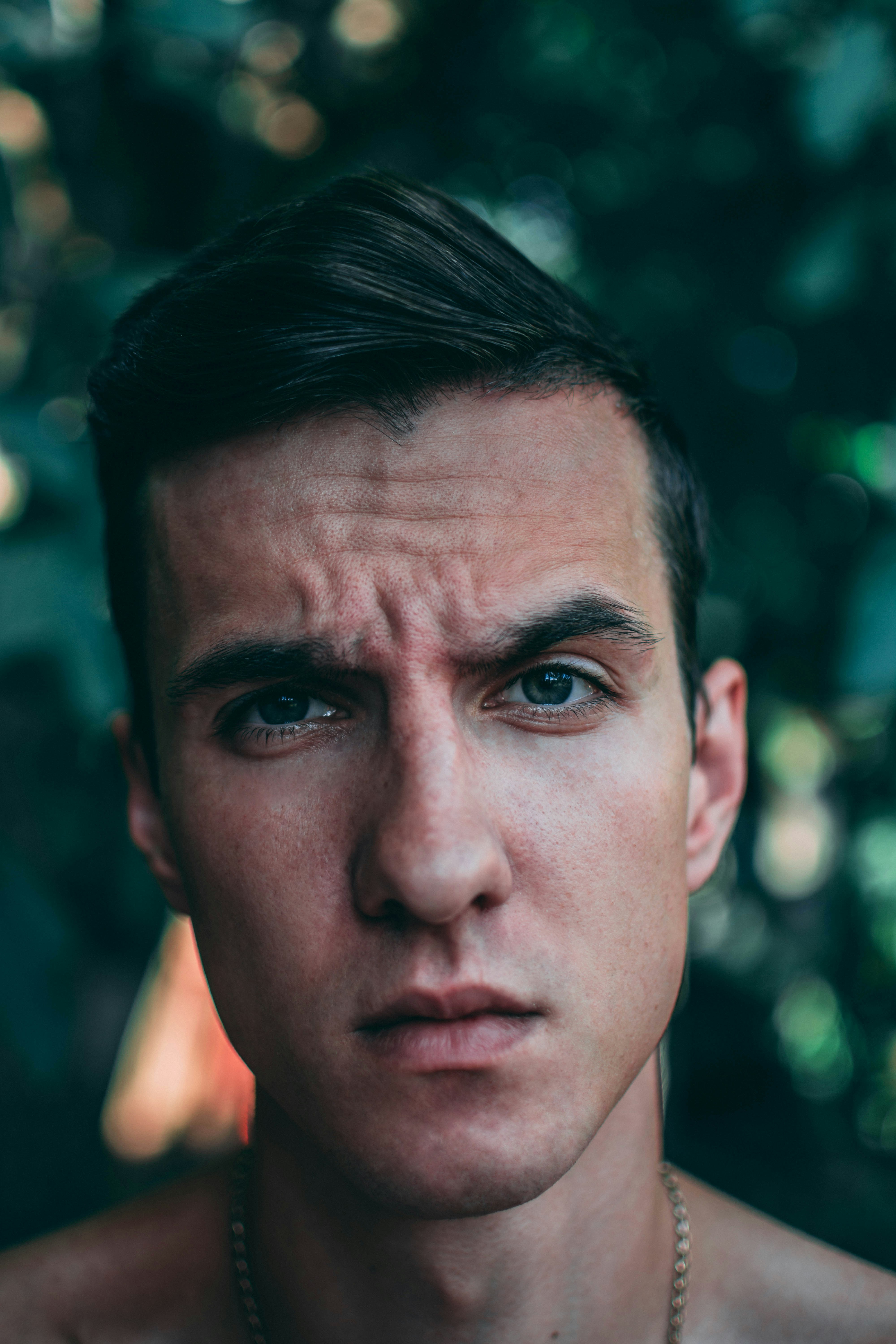 Gros plan sur un homme bouleversé | Source : Unsplash