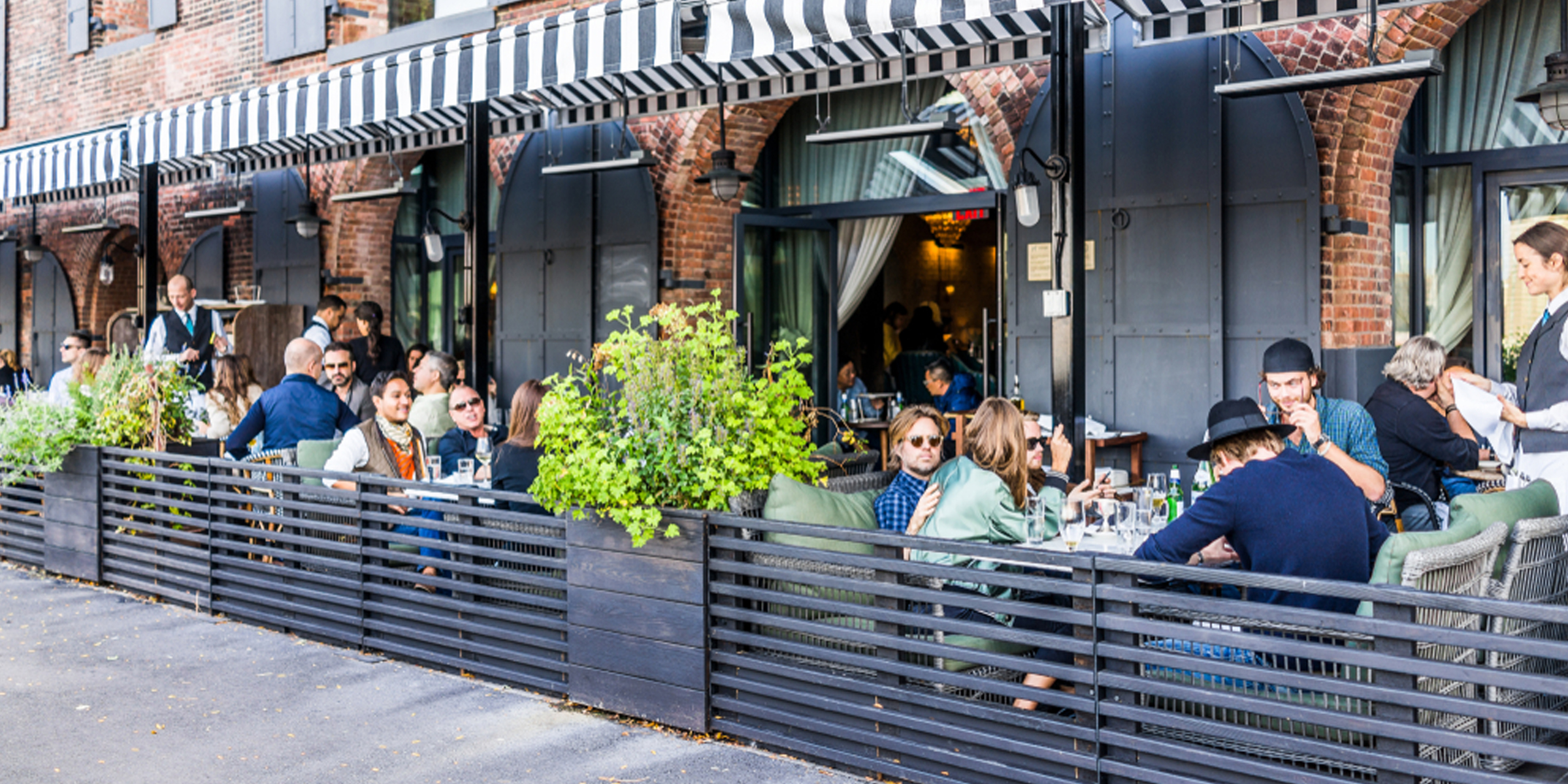 L'extérieur d'un restaurant | Source : Shutterstock