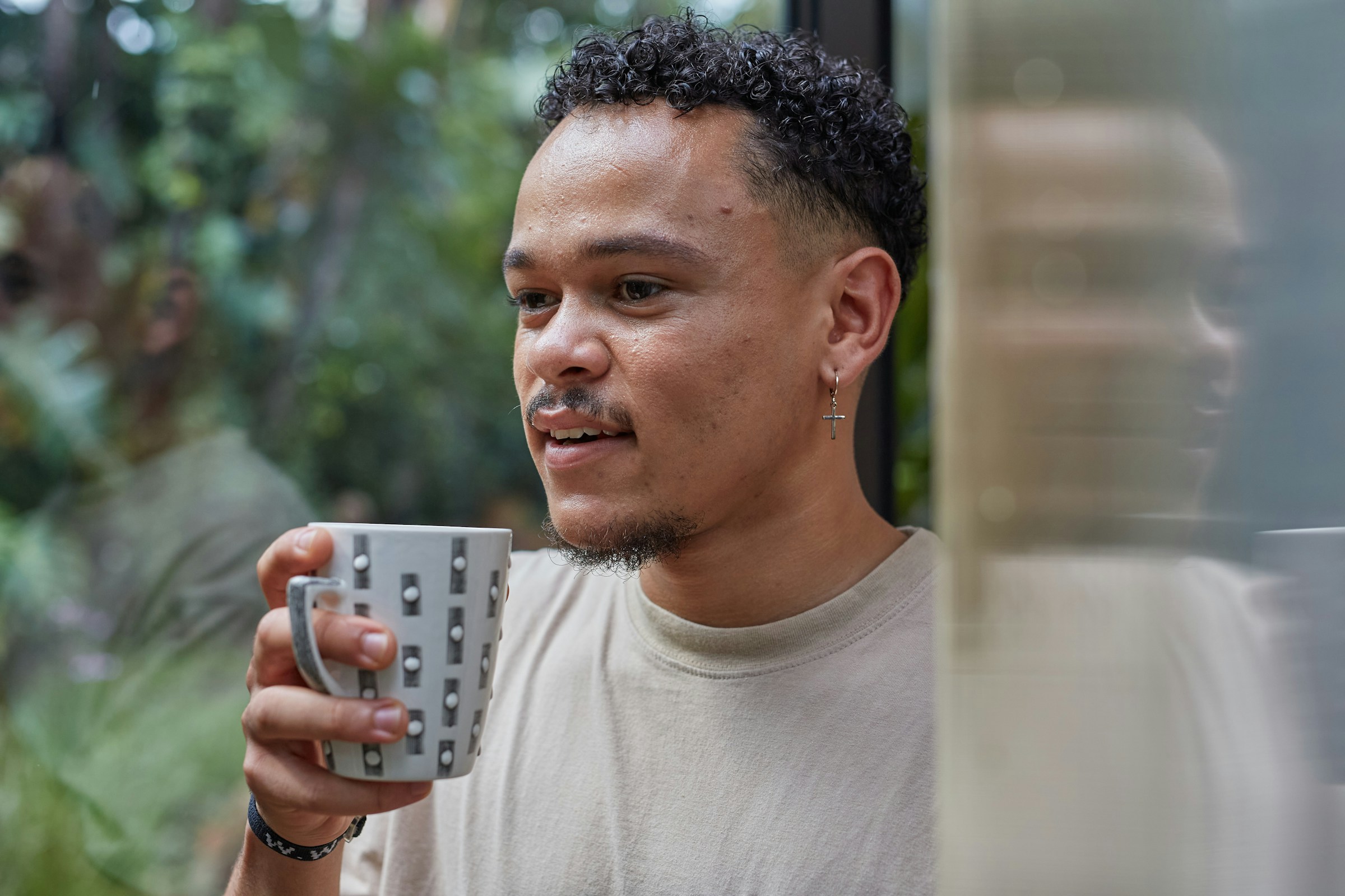 Un homme pensif tenant une tasse de café | Source : Pexels