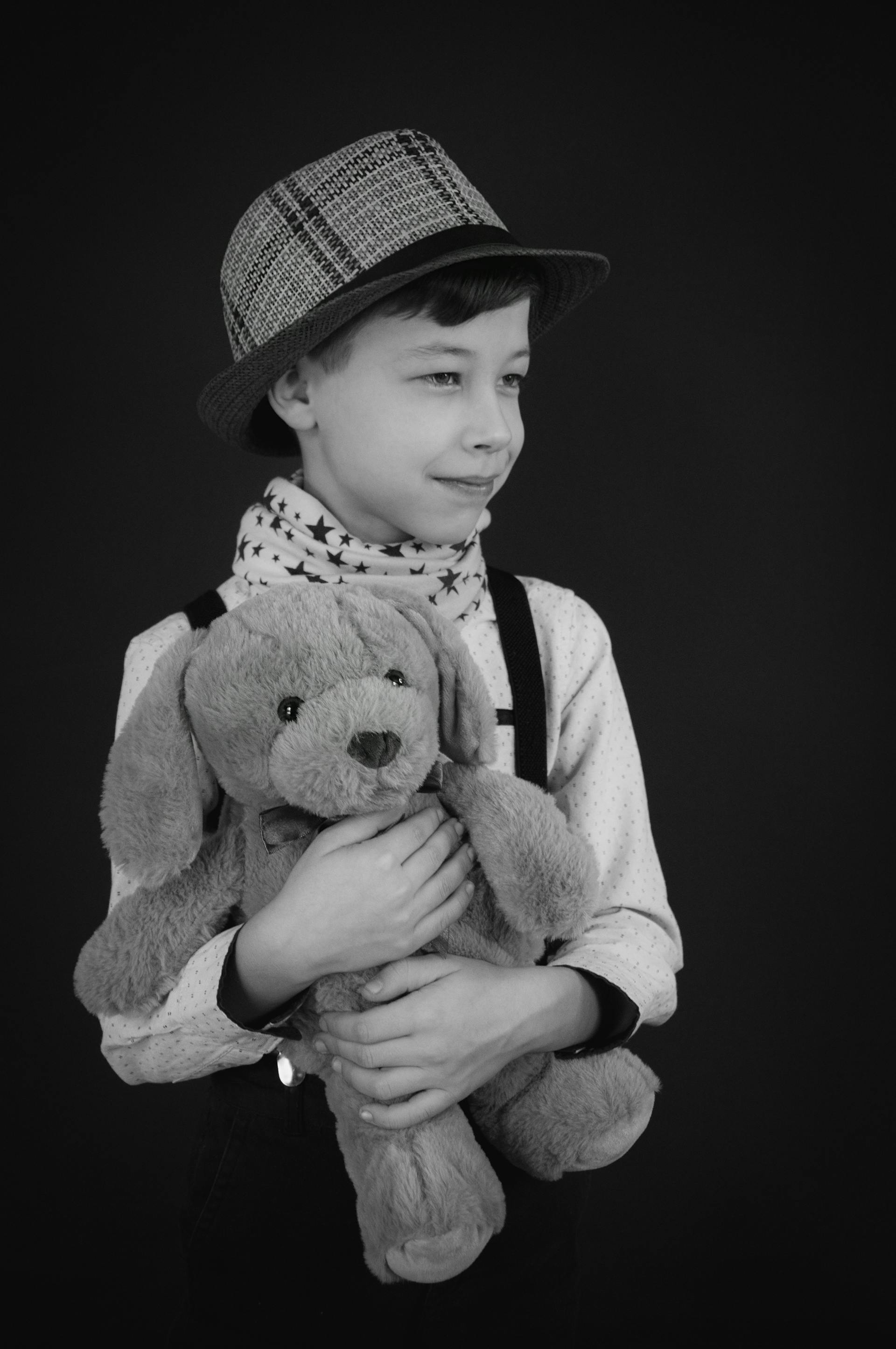 Un jeune garçon tenant un ours en peluche | Source : Pexels