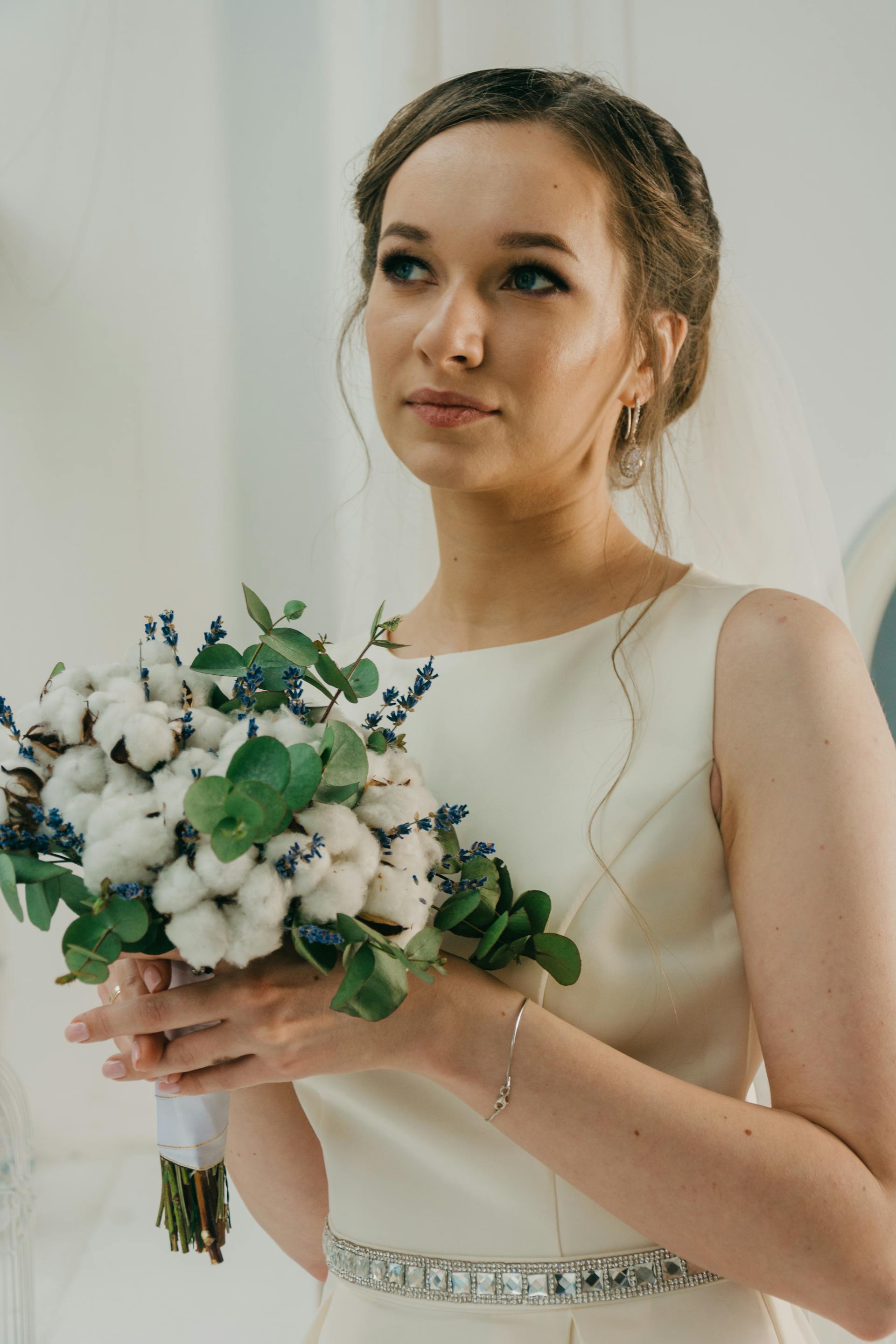 Une mariée qui regarde fixement quelqu'un | Source : Pexels