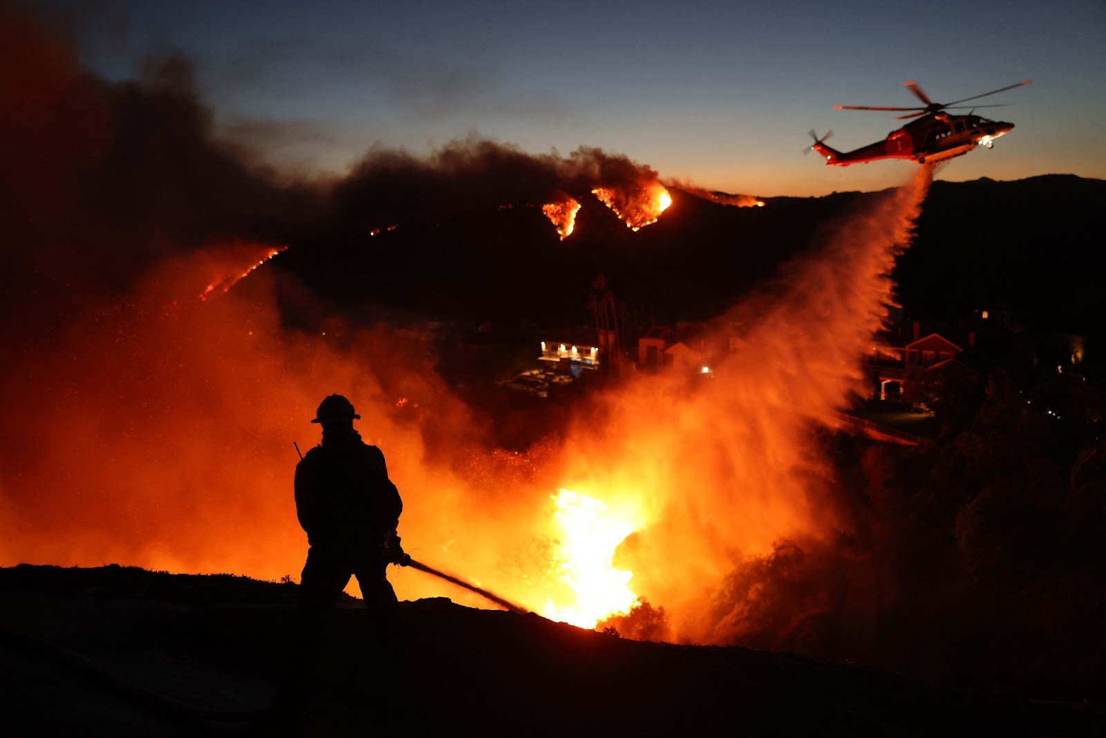 Gros plan sur l'incendie qui se propage à Pacific Palisades, en Californie, tandis que les premiers secours s'efforcent d'éteindre les flammes. | Source : Getty Images