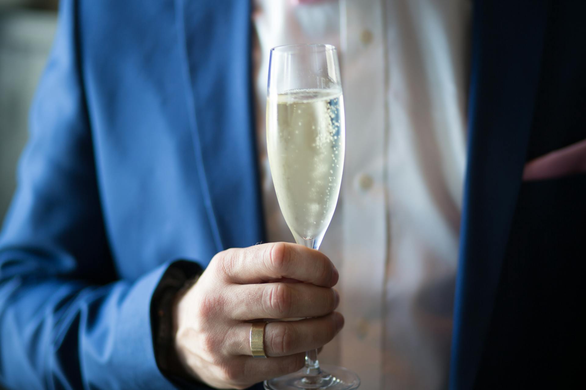 Un homme tenant une coupe de champagne | Source : Pexels