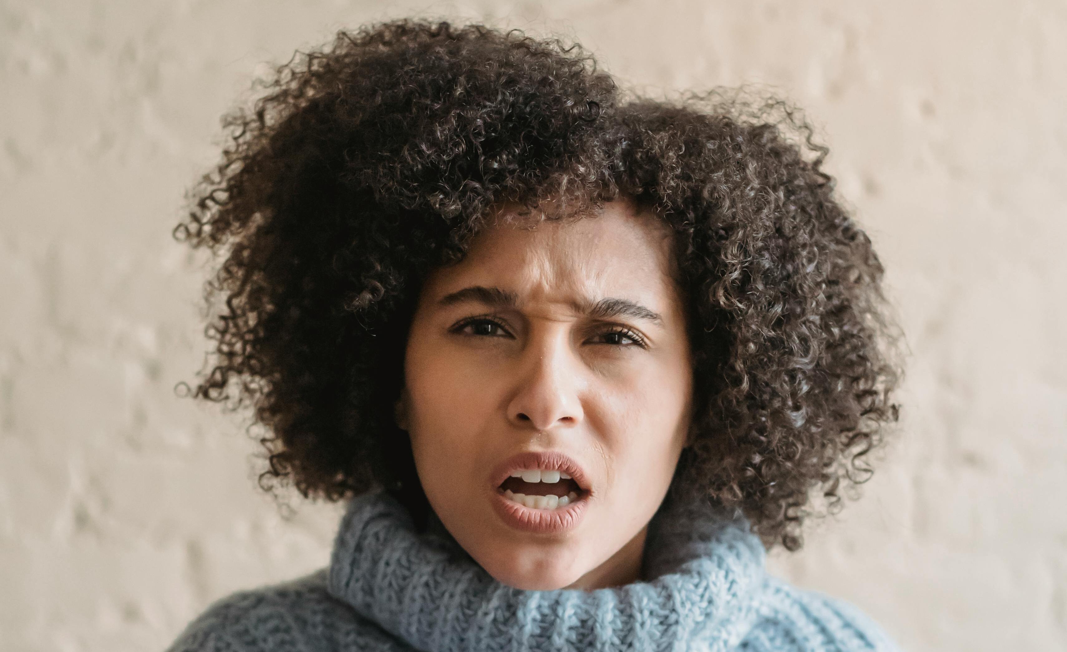 Une femme pointant son doigt d'un air accusateur | Source : Pexels