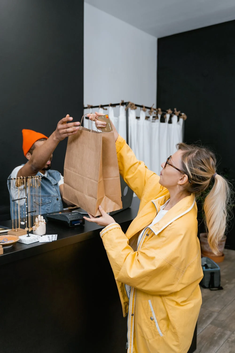 Une femme dans un magasin | Source : Pexels