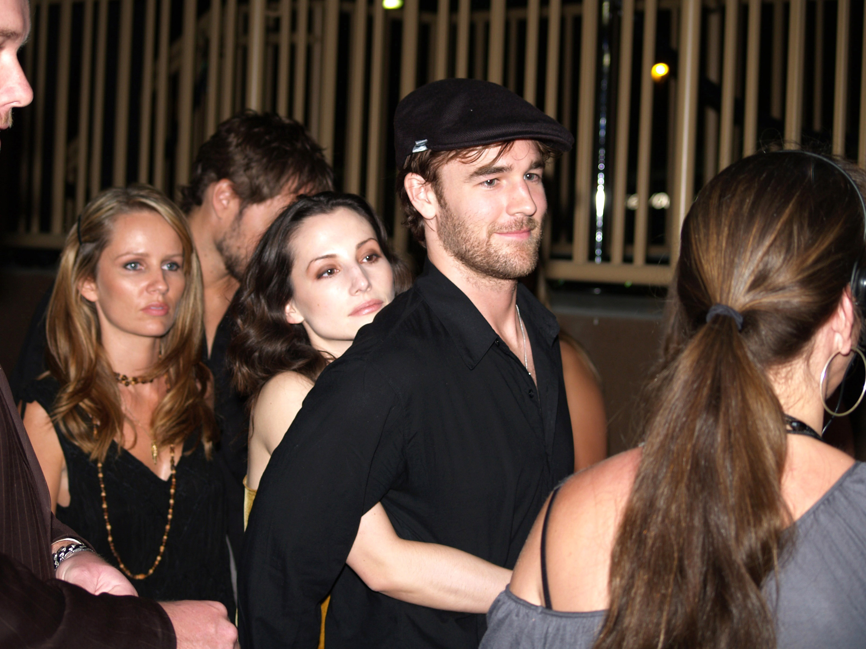 Heather McComb et James Van Der Beek lors de l'événement Ubid.com s'associe à des stars hollywoodiennes pour lancer une vente aux enchères de célébrités à Las Vegas, dans le Nevada, en 2004. | Source : Getty Images