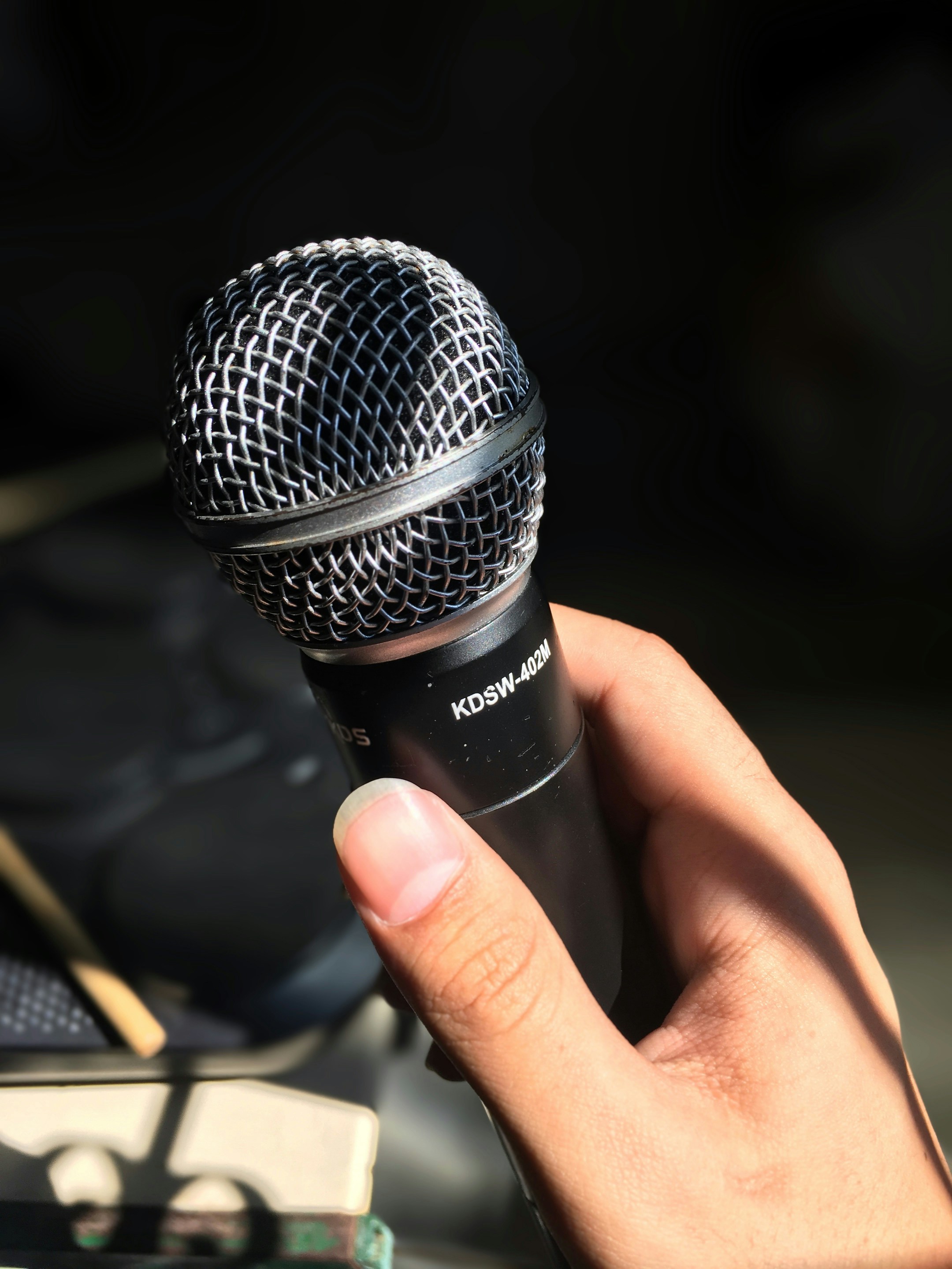 Une personne tenant un microphone | Source : Unsplash