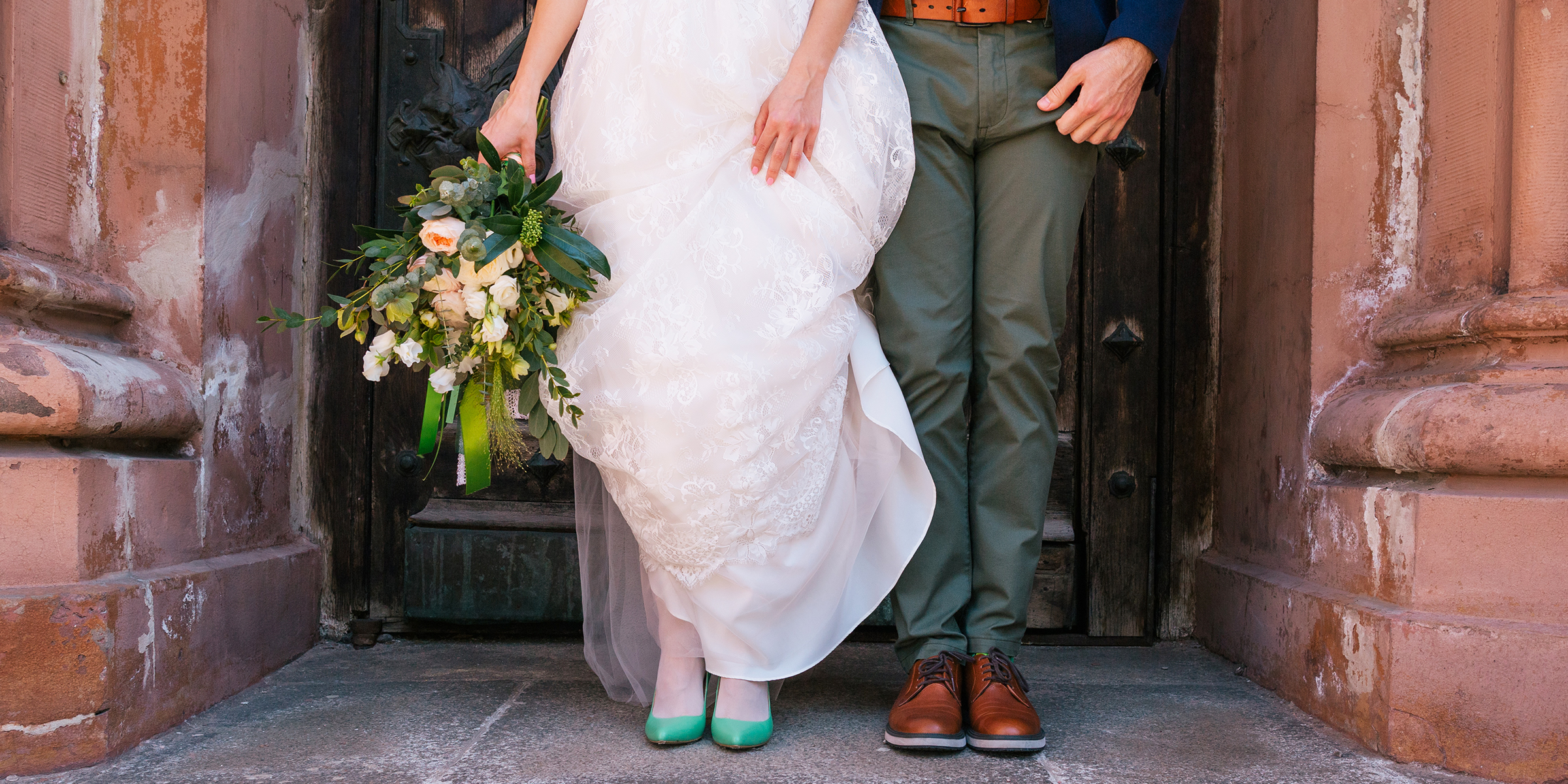 Une mariée et un marié debout à l'entrée de l'église | Source : Shutterstock