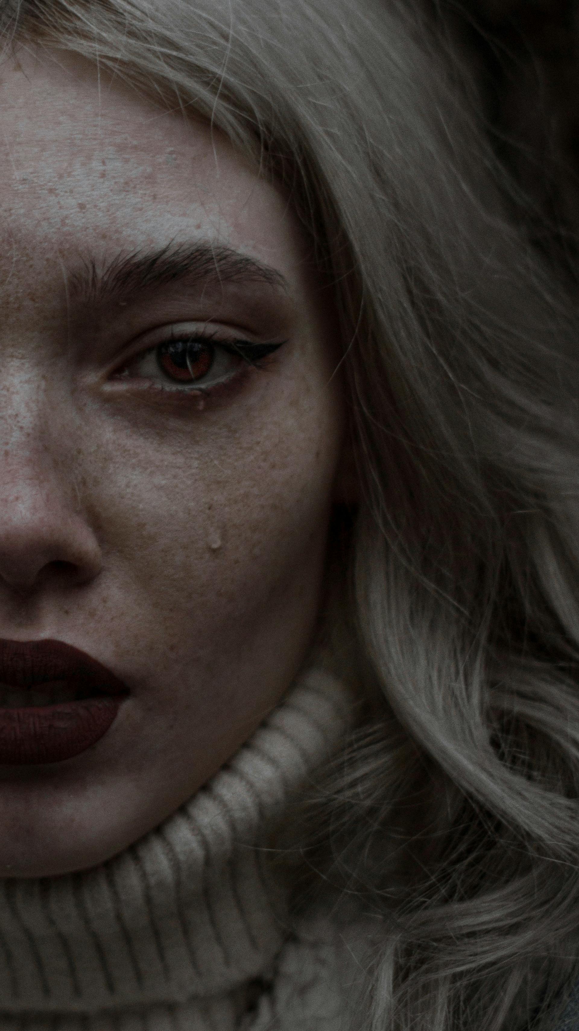 Une femme aux yeux pleins de larmes | Source : Pexels
