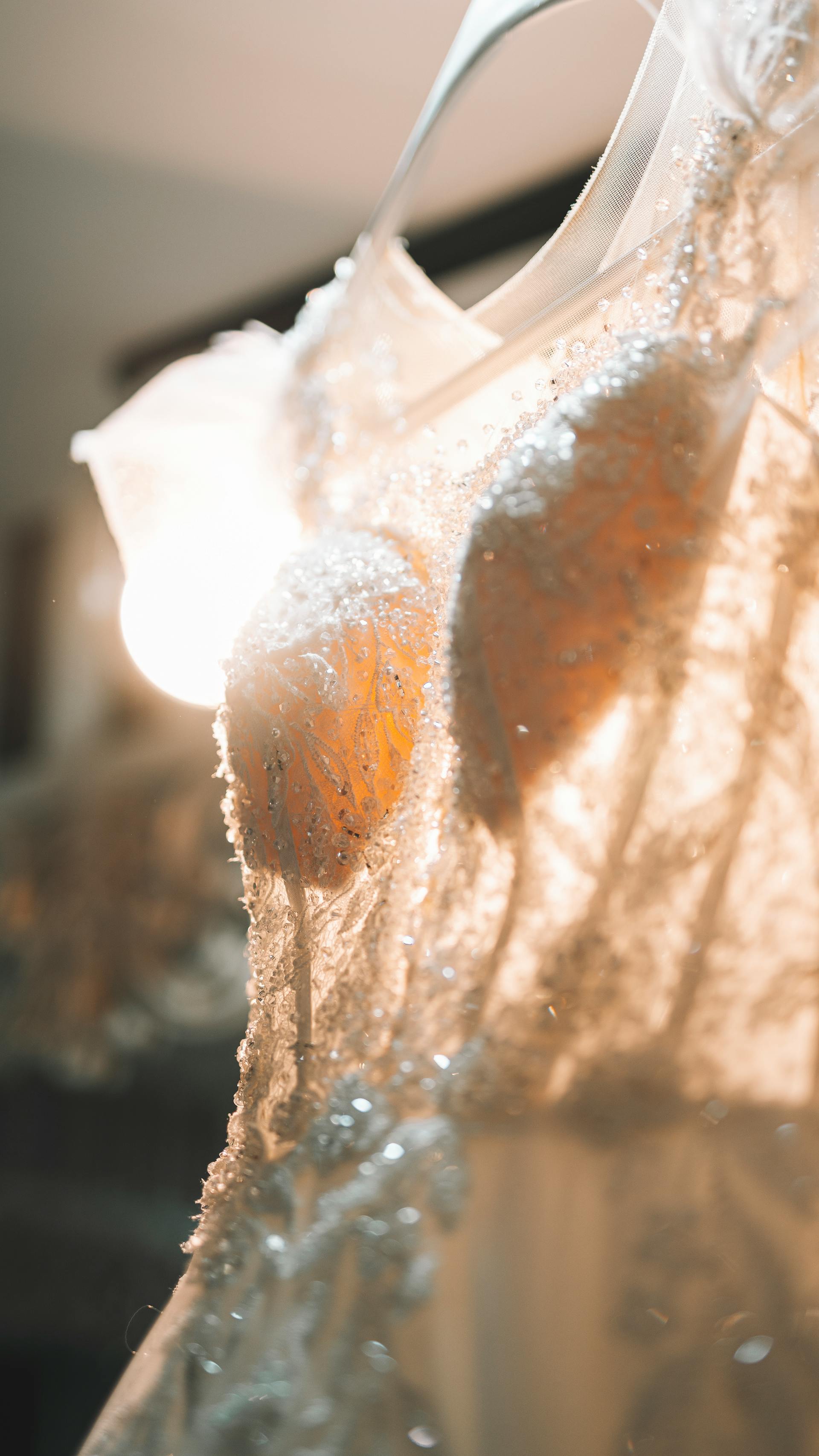 Gros plan sur le perlage d'une robe de mariée | Source : Pexels