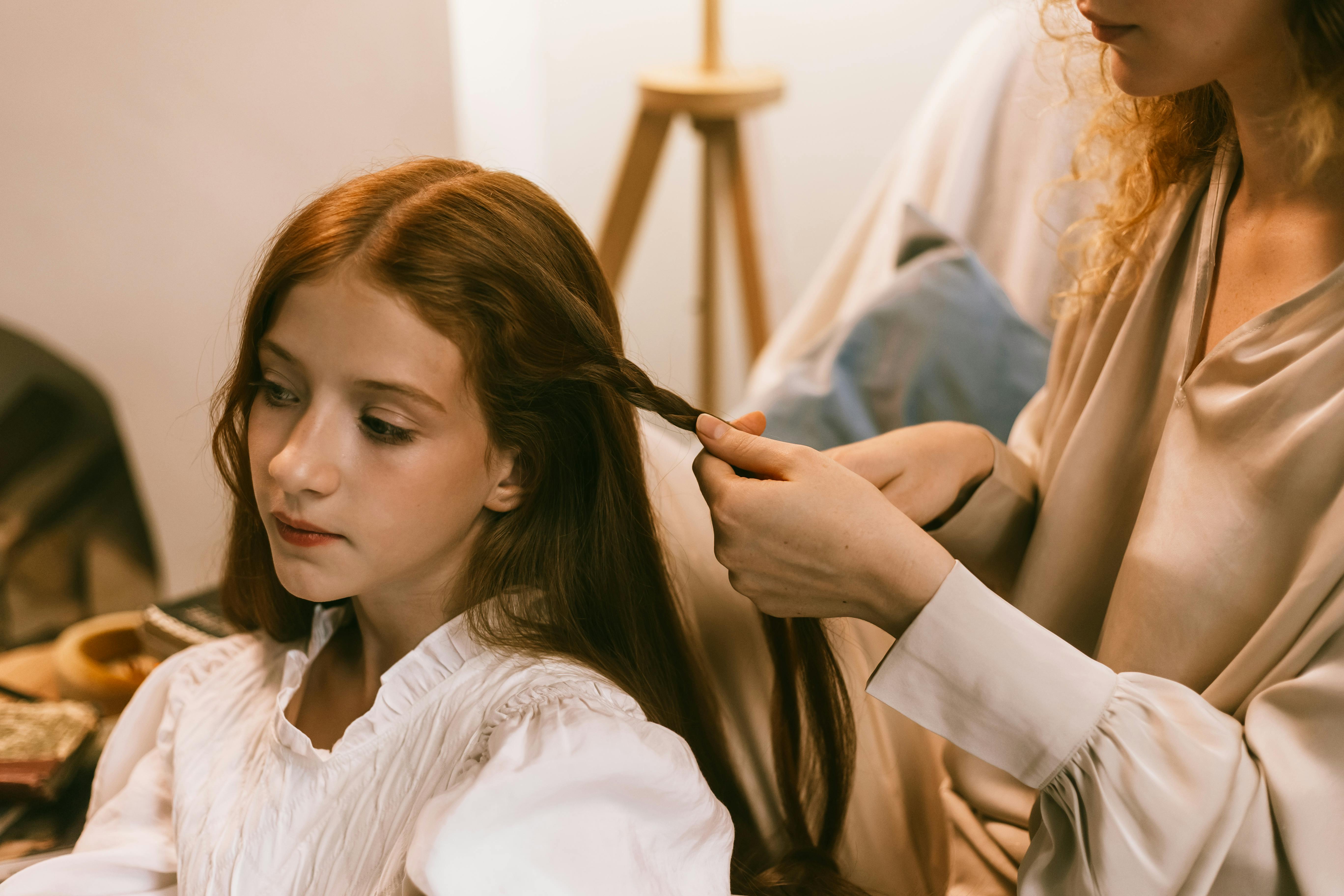 Une mère qui coiffe sa fille | Source : Pexels