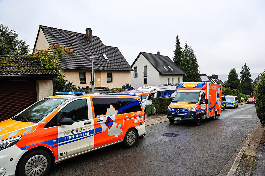 Des ambulances sont visibles près de l'endroit où Iris Stalzer, maire nouvellement élue de Herdecke, a été grièvement blessée lors d'une attaque au couteau, à Herdecke, dans l'ouest de l'Allemagne, le 7 octobre 2025 | Source : Getty Images
