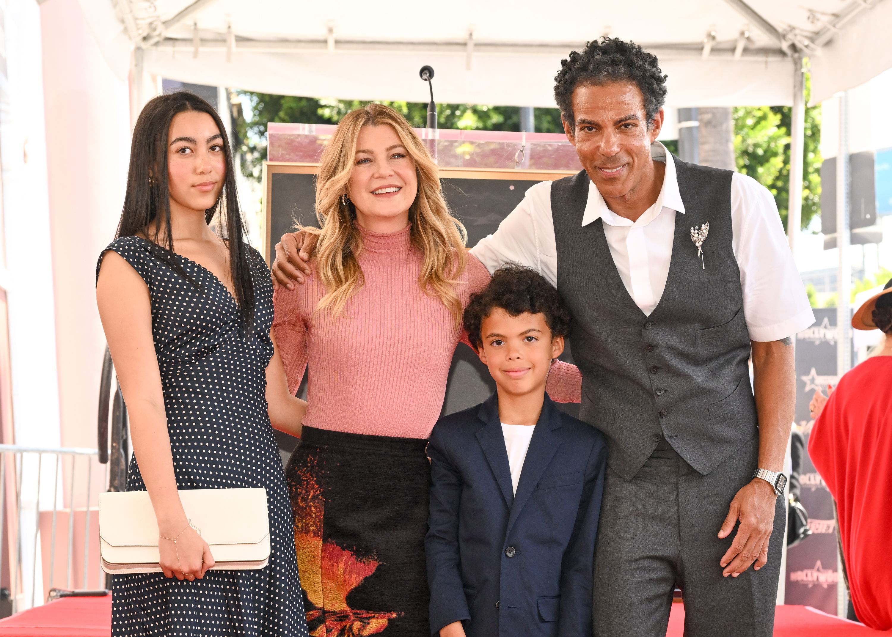 Ellen Pompeo et Chris Ivery avec leurs enfants, Stella Luna et Eli Ivery, lors de la cérémonie de remise d'une étoile à Ellen sur le Hollywood Walk of Fame, le 29 avril 2025, en Californie. | Source : Getty Images