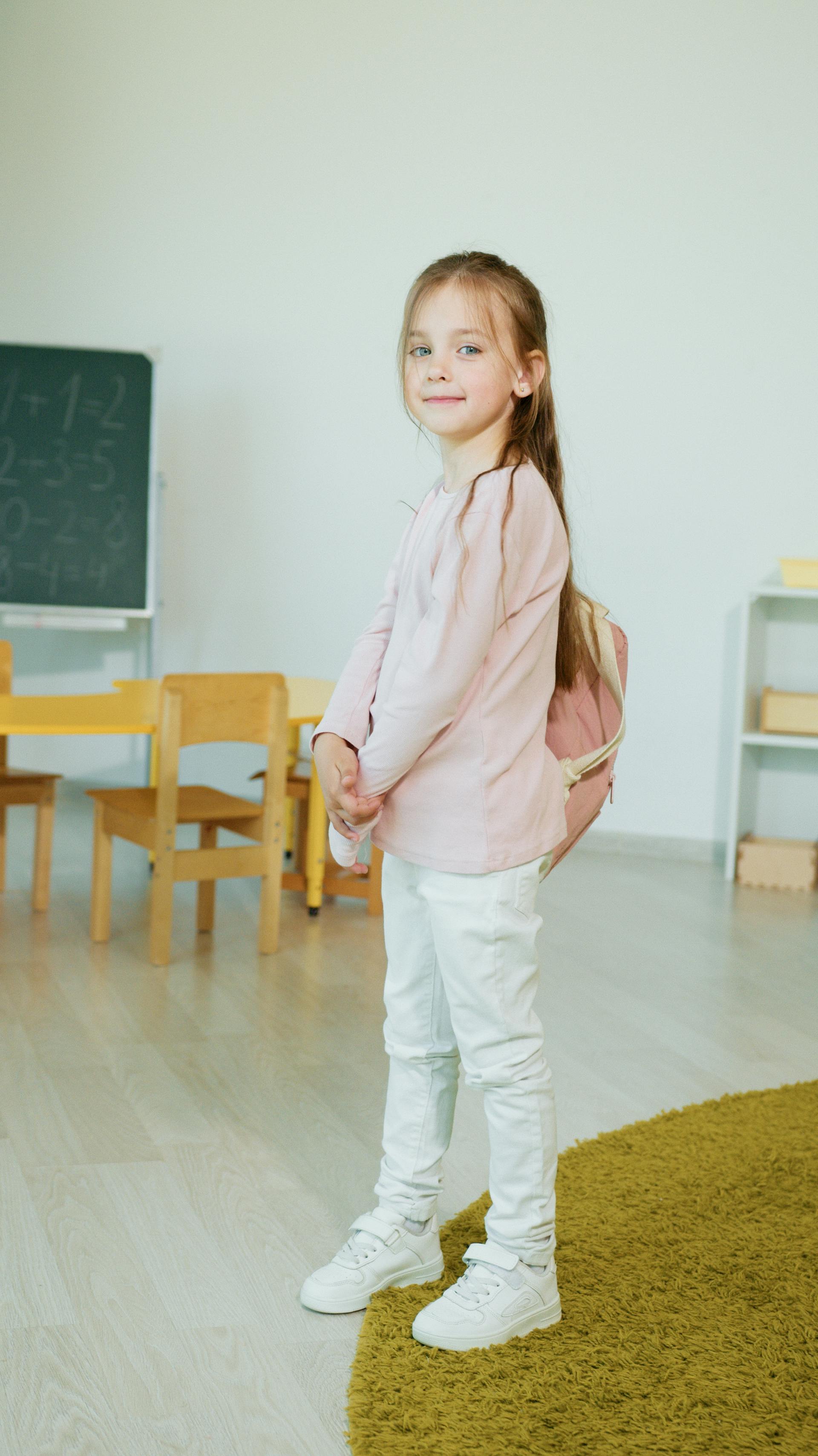 Une jeune fille portant son sac à dos | Source : Pexels