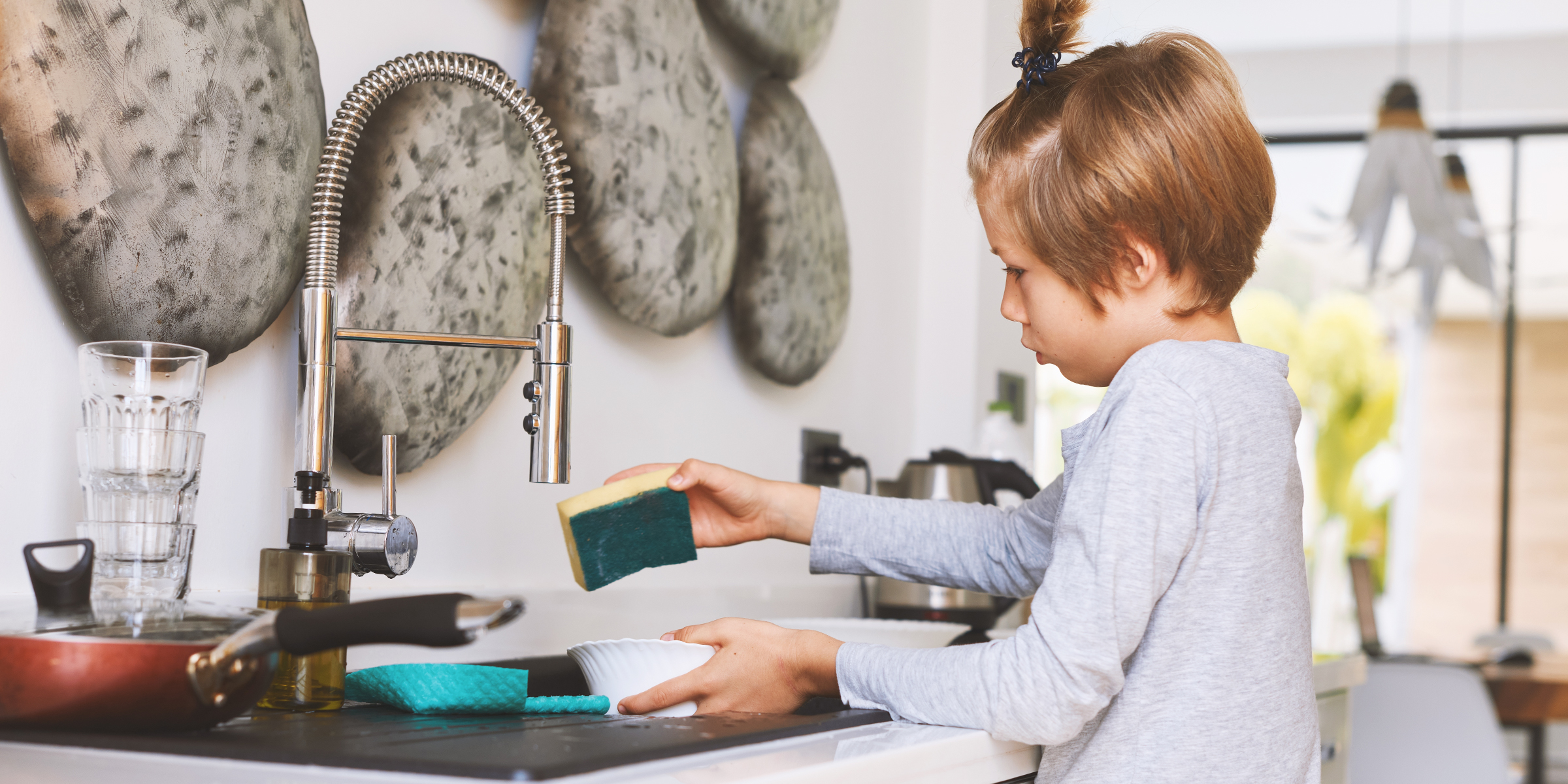 Un enfant qui fait la vaisselle | Source : Shutterstock