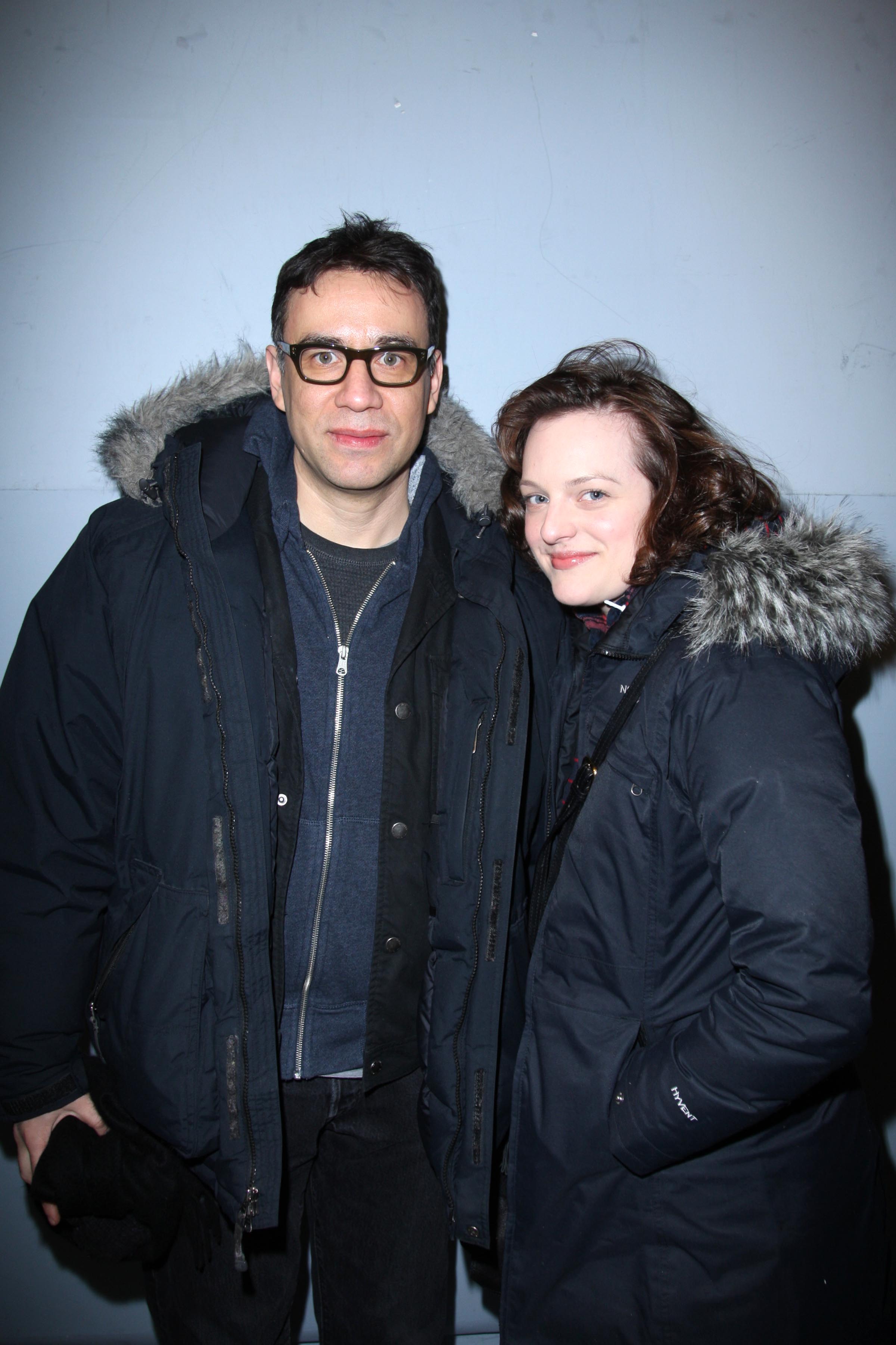 Armisen et Moss photographiés le 31 janvier 2010 à New York lors d'un événement comique organisé pour collecter des fonds. Tous deux portaient des parkas sombres avec des capuches doublées de fourrure et se tenaient côte à côte devant un mur blanc, l'air décontracté et discret, quelques mois avant la fin de leur bref mariage.