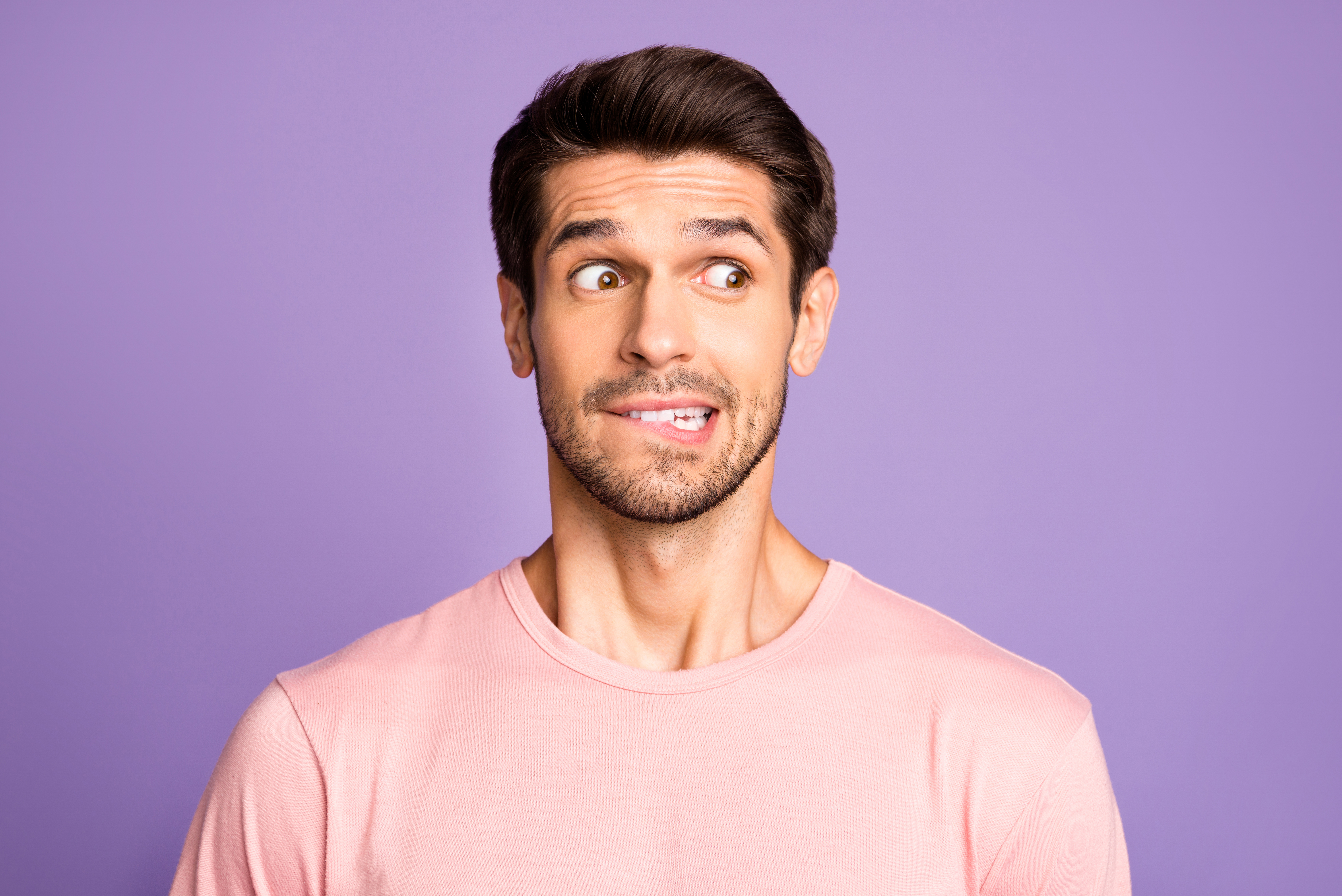 Un homme qui grimace | Source : Getty Images