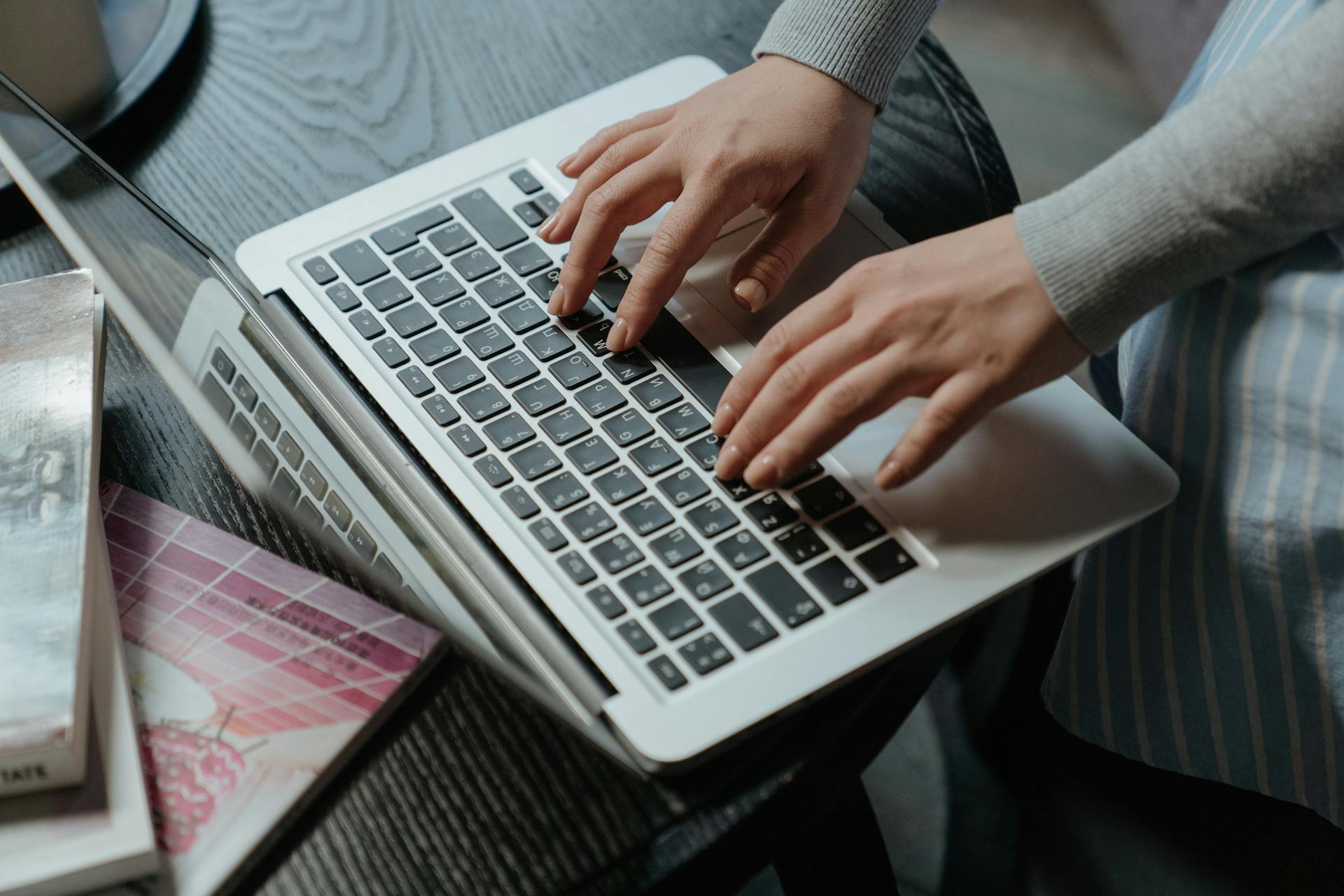 Une homme utilisant un PC | Source : Pexels