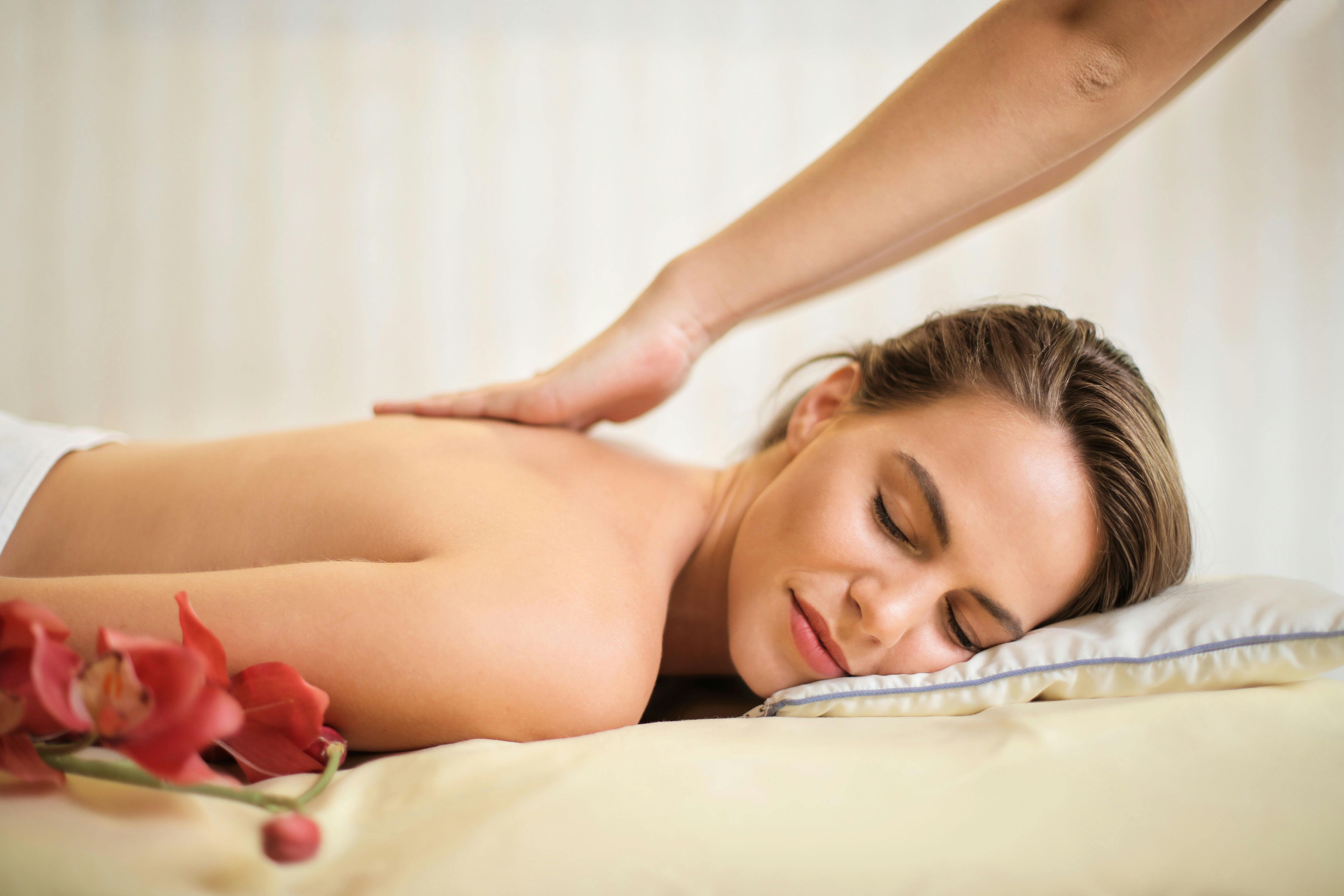 Une femme qui se fait masser | Source : Pexels