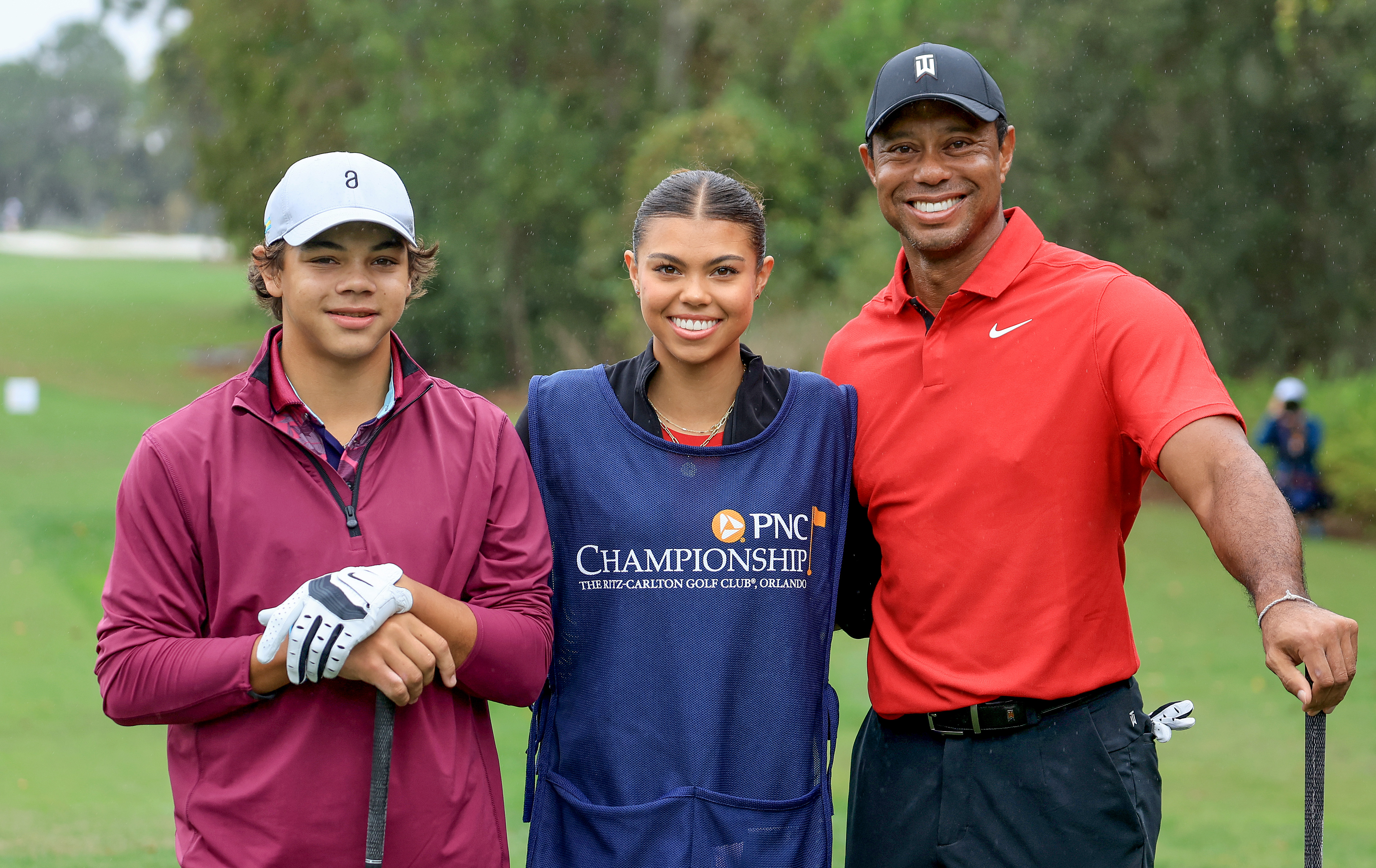 Tiger Woods avec son fils, Charlie, et sa fille, Sam, lors du tour final du PNC Championship à Orlando, en Floride, le 17 décembre 2023 | Source : Getty Images