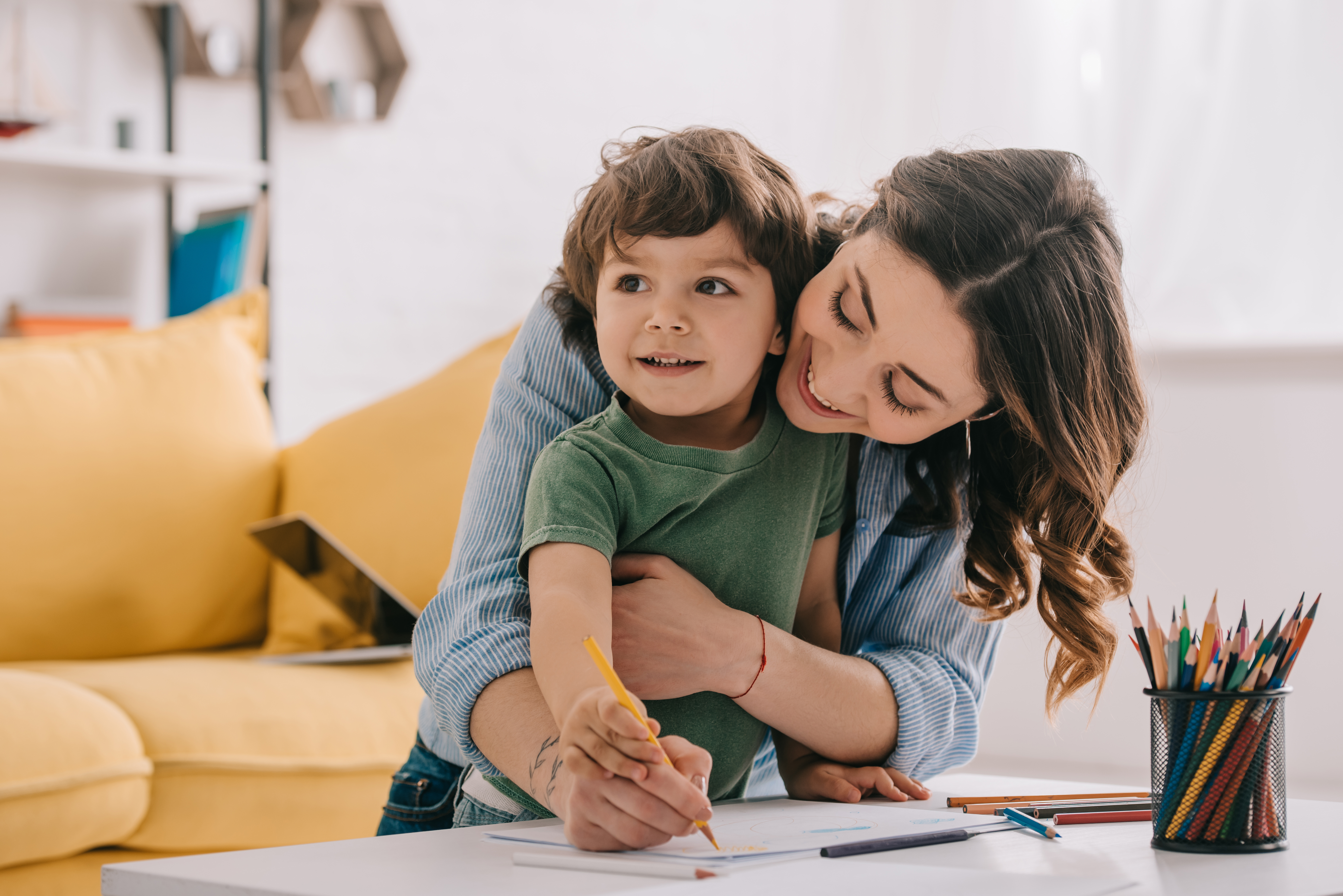 Une jeune fille qui garde un petit garçon | Shutterstock