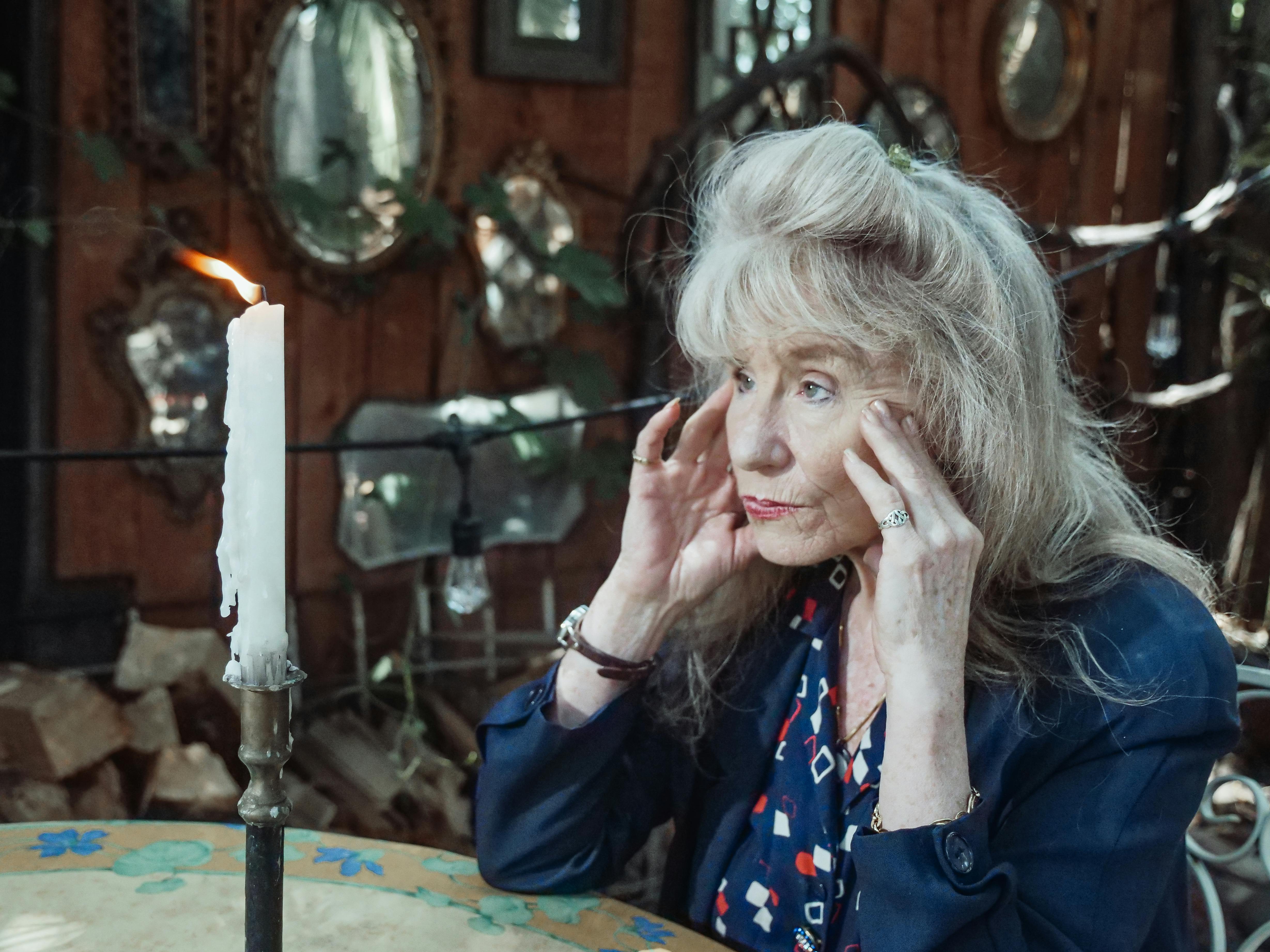 Une femme âgée perdue dans ses pensées | Source : Pexels