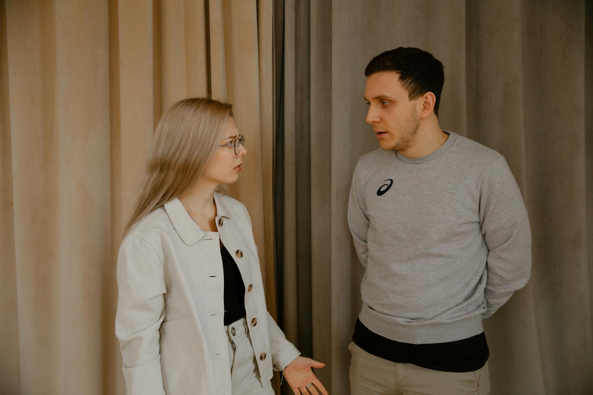 Un homme et une femme en train de discuter | Source : Pexels