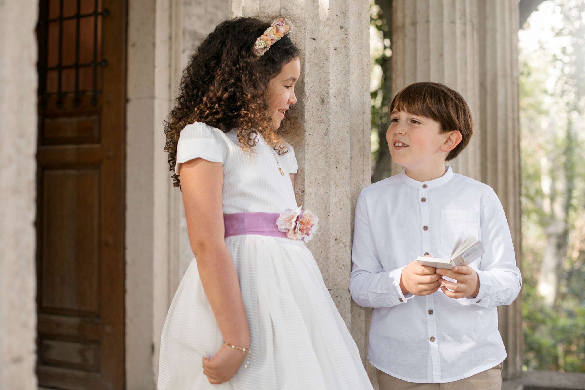 Un petit garçon et une petite fille lors d'un événement | Source : Freepik