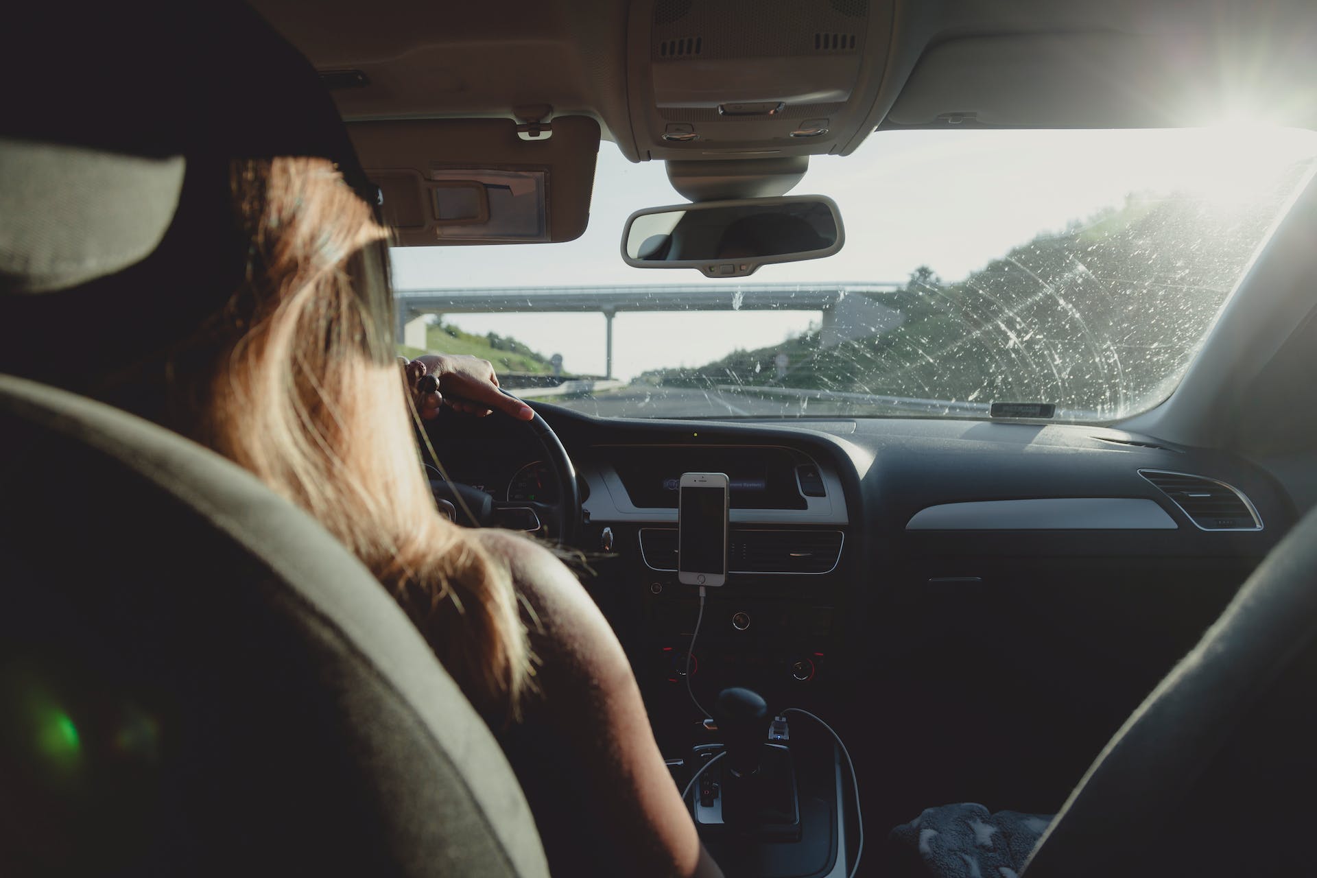 Une femme qui conduit une voiture | Source : Pexels