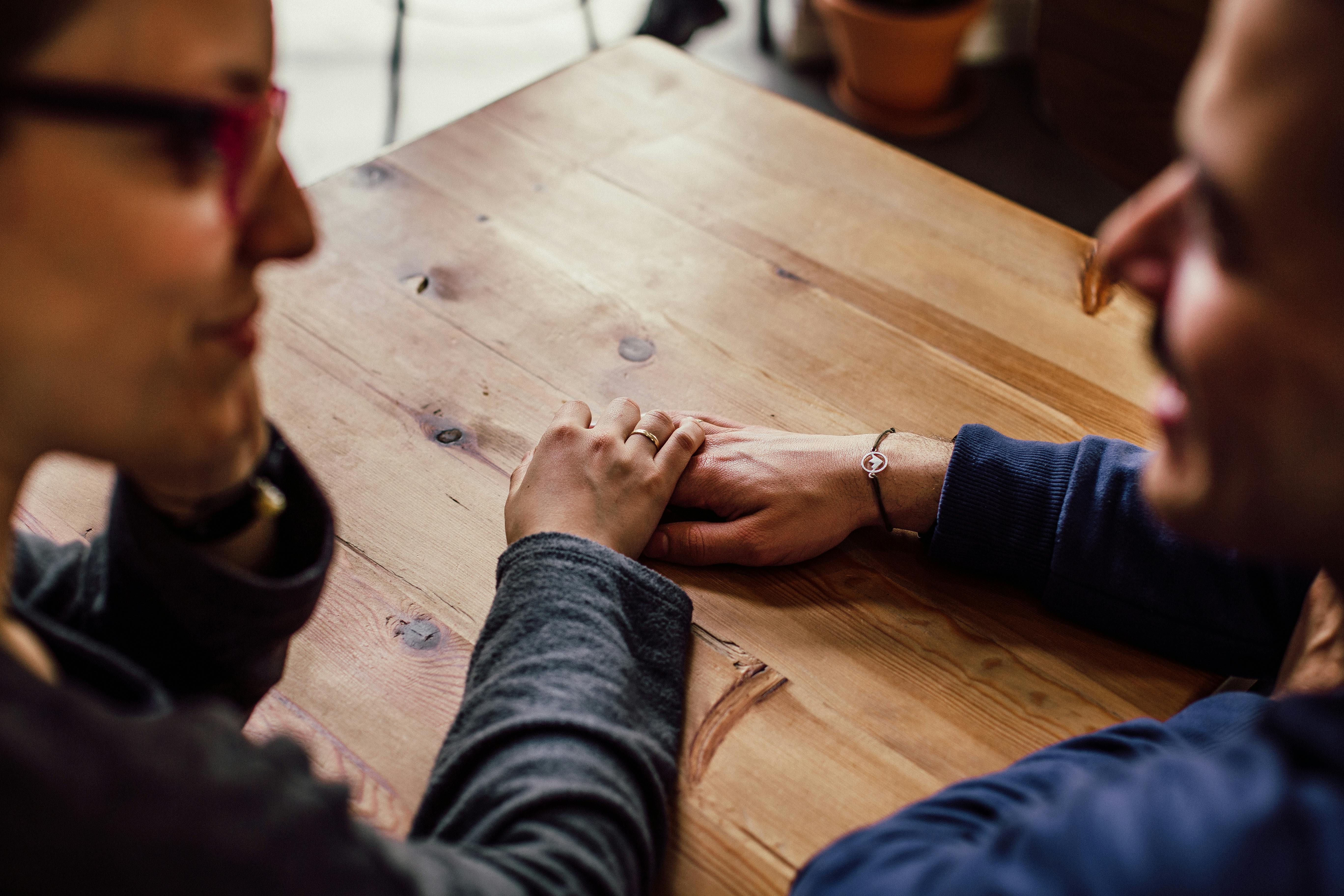 Couple en train de parler | Source : Pexels