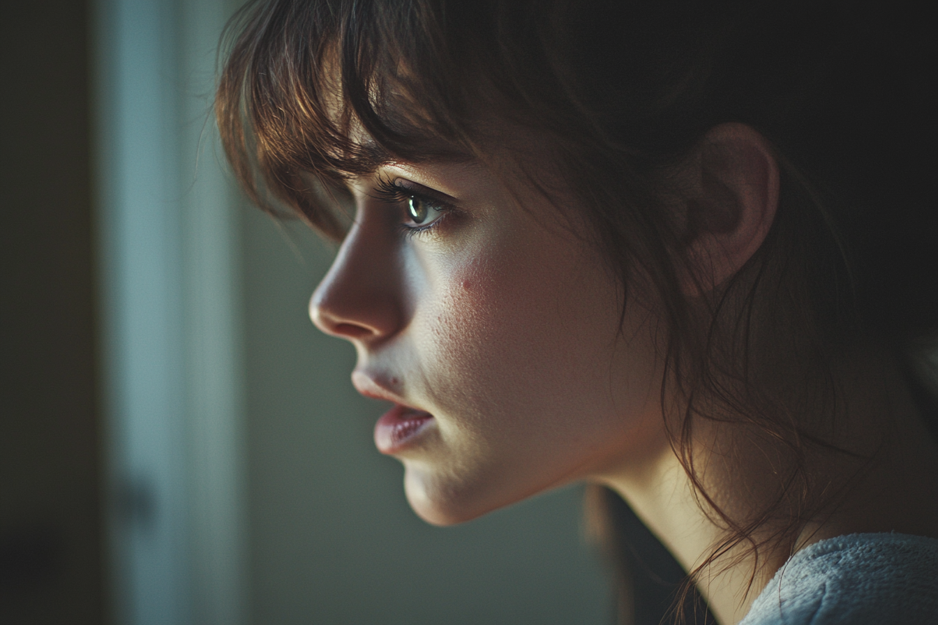 Vue latérale du visage d'une femme | Source : Midjourney