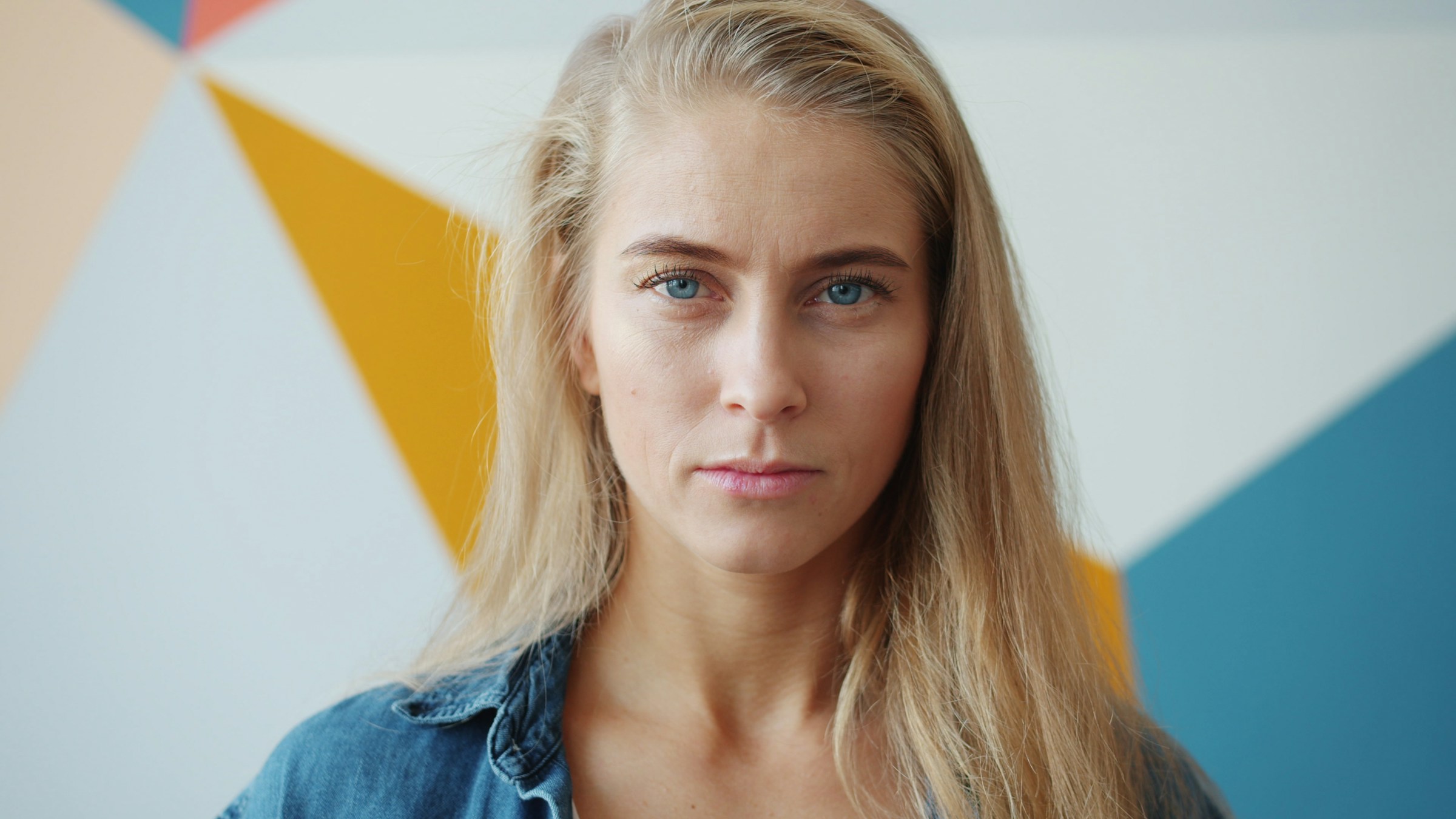 Une femme avec une expression faciale sérieuse | Source : Unsplash