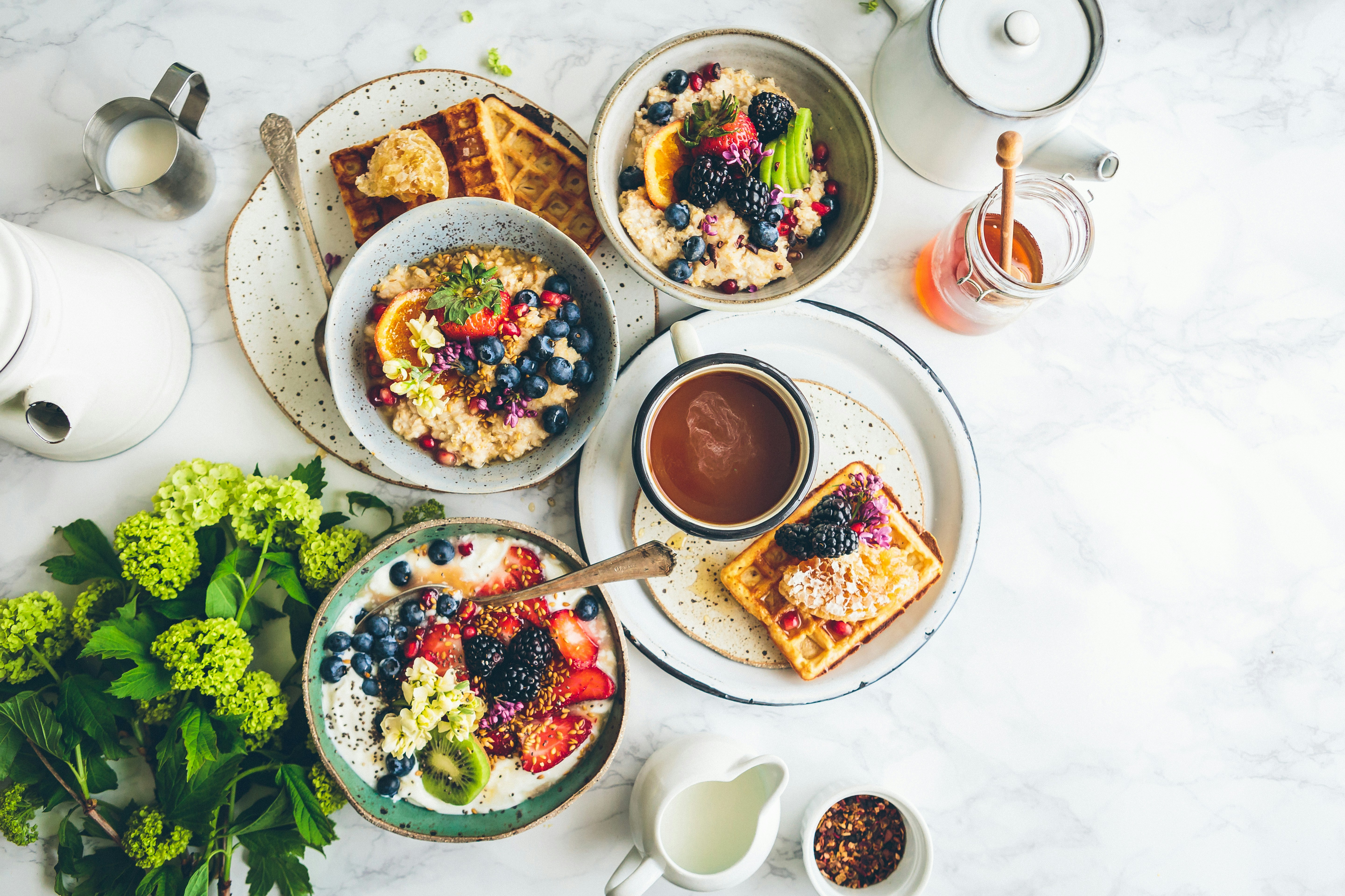 Un petit-déjeuner étalé sur une table | Source : Unsplash