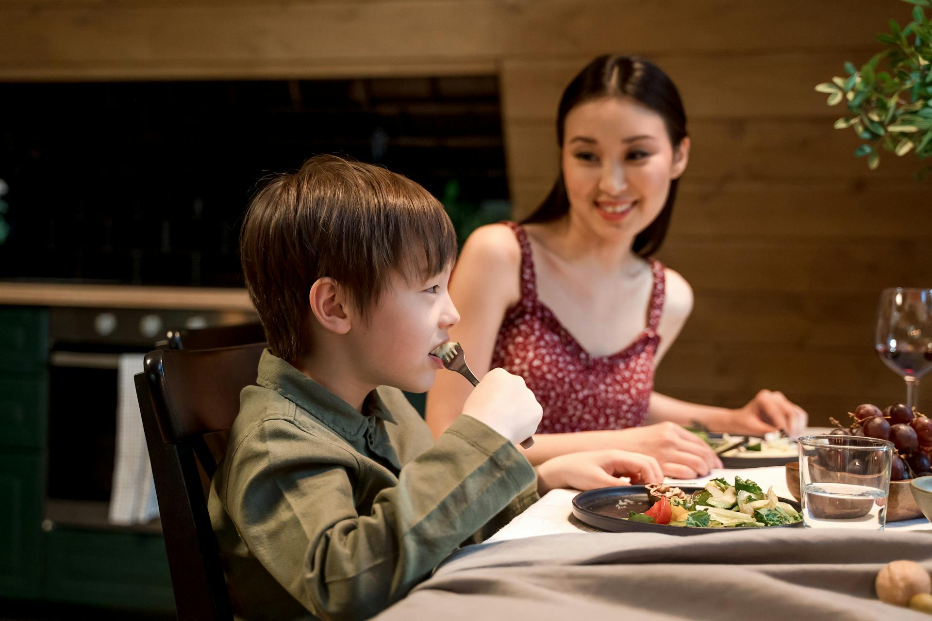 Une mère et un fils heureux en train de dîner | Source : Pexels