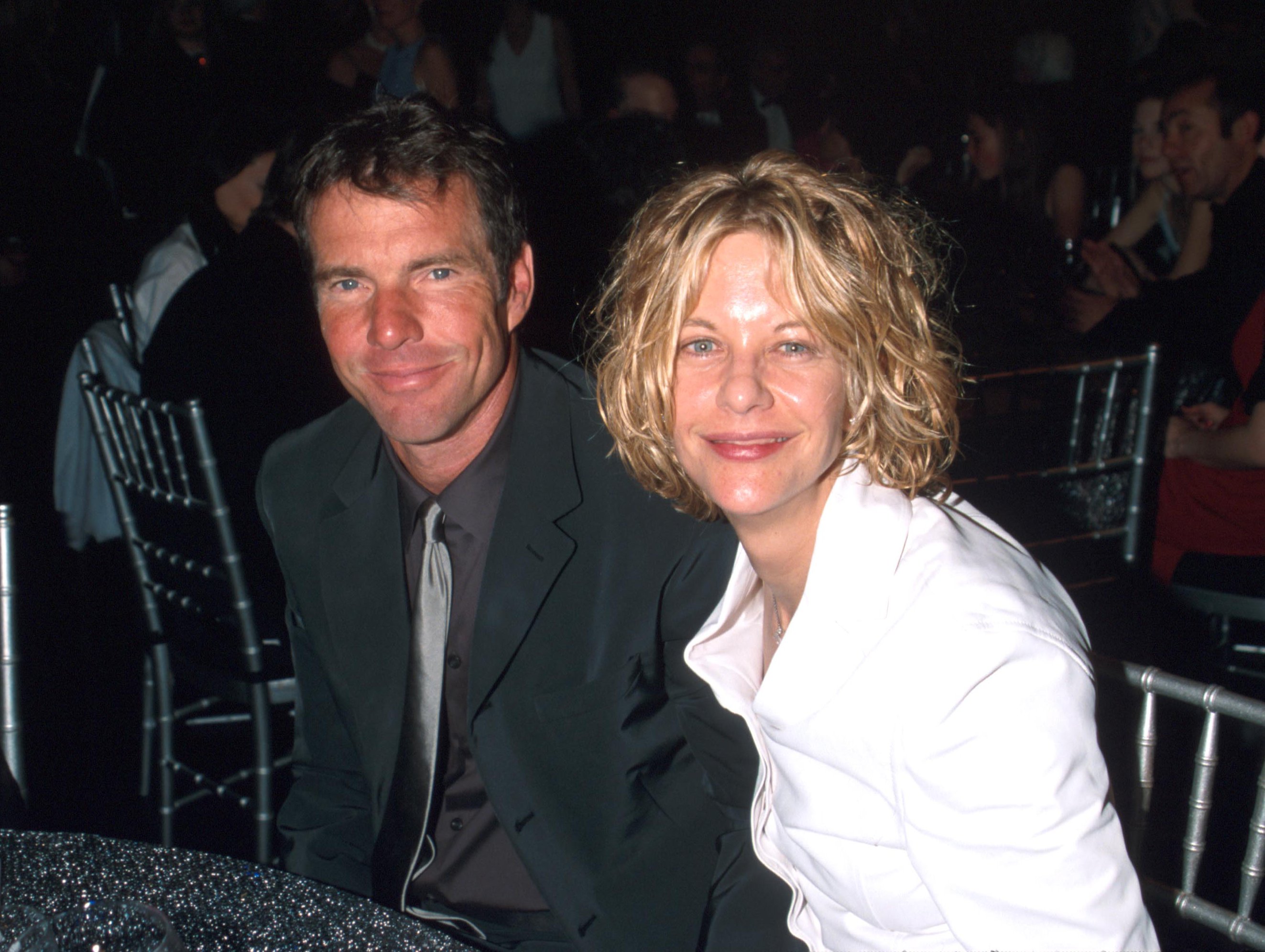 Dennis Quaid et Meg Ryan lors de la cérémonie des Grammy Awards aux studios Fox de New York, où Elton John a été nommé « Personnalité MusiCares de l'année 2000 ». | Source : Getty Images