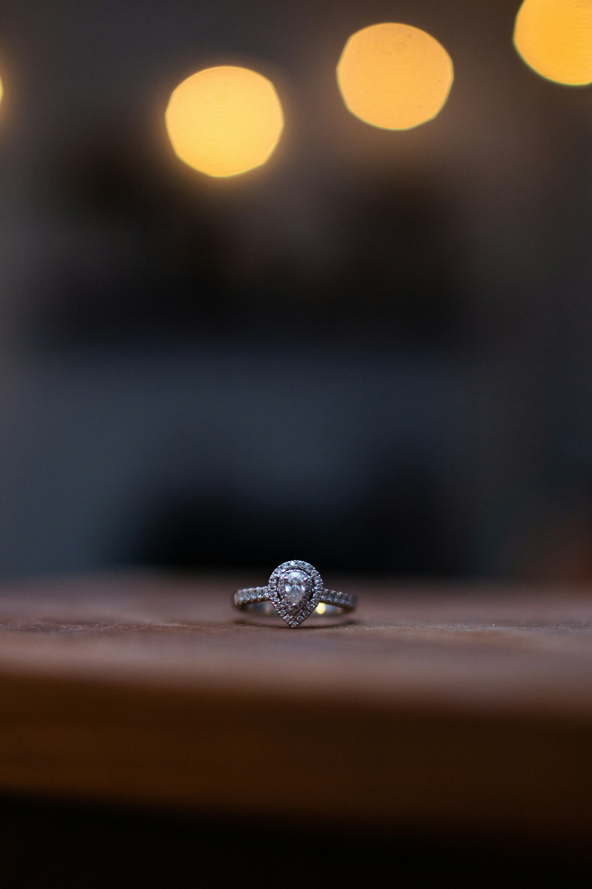 Une bague en diamant sur la table | Source : Unsplash