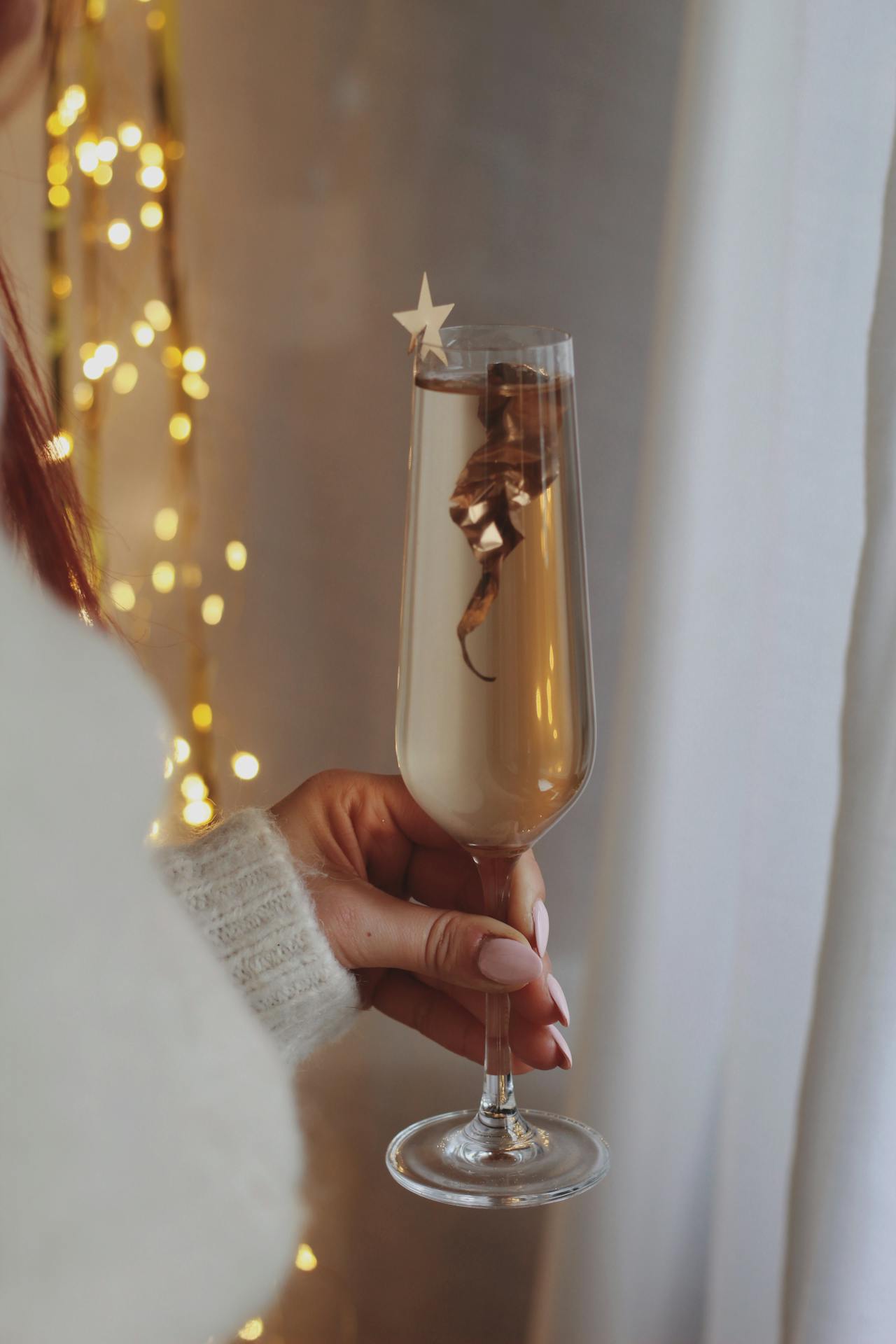 Une femme tenant une coupe de champagne | Source : Pexels