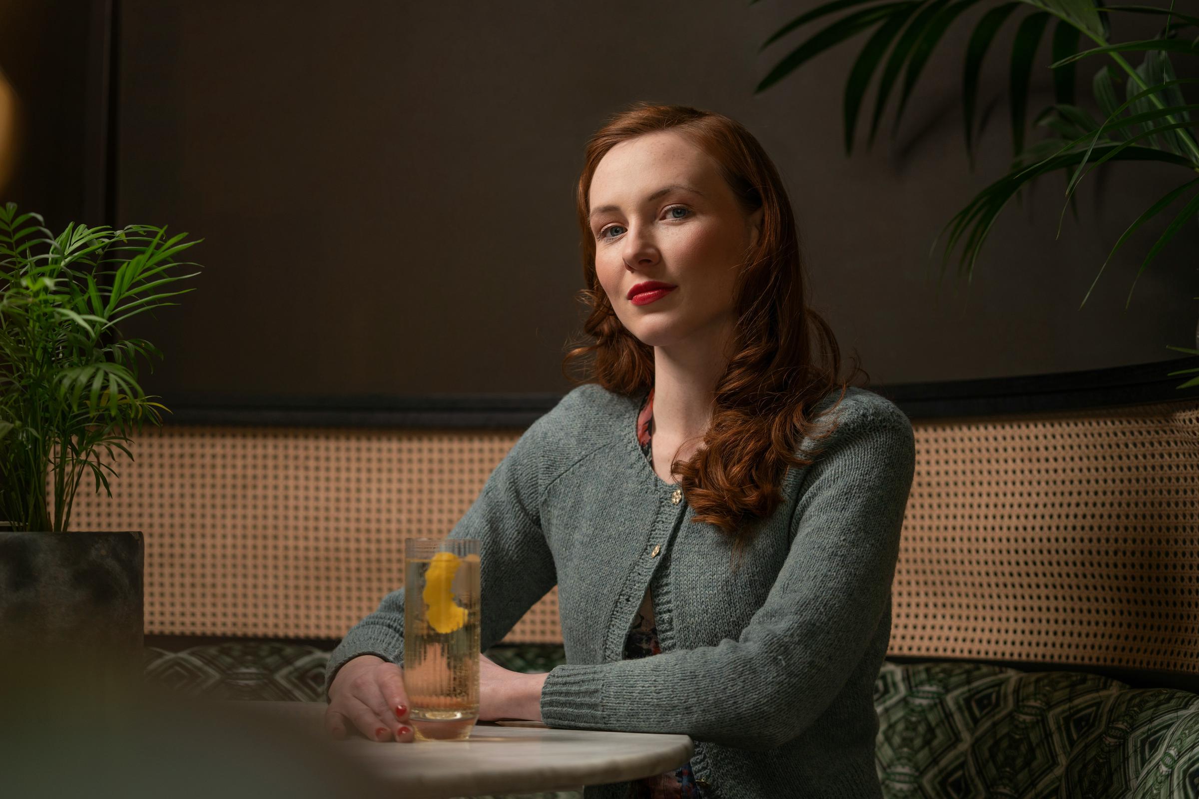 Une femme souriante assise à une table | Source : Unsplash