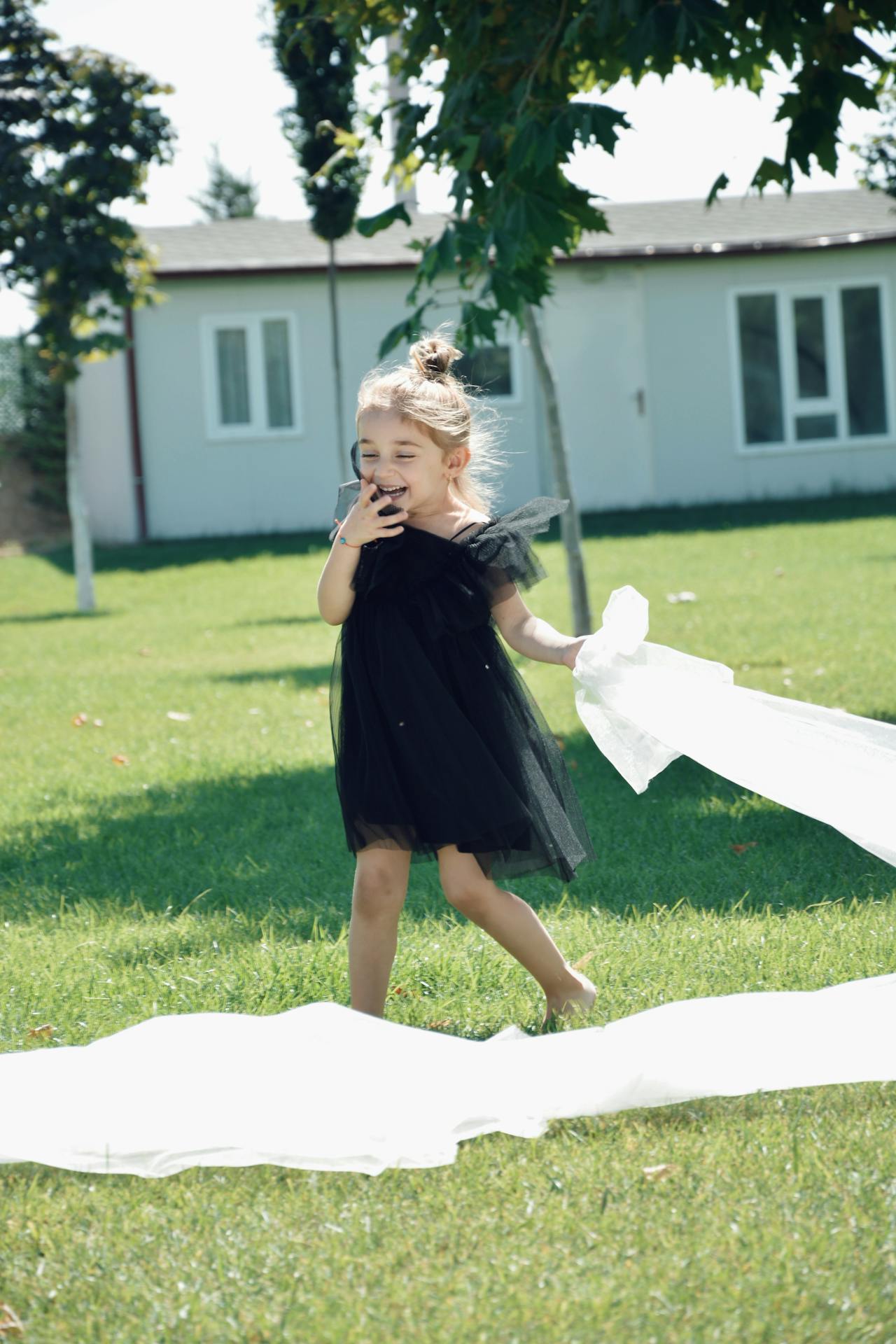 Une petite fille jouant à l'extérieur d'un bâtiment | Source : Pexels