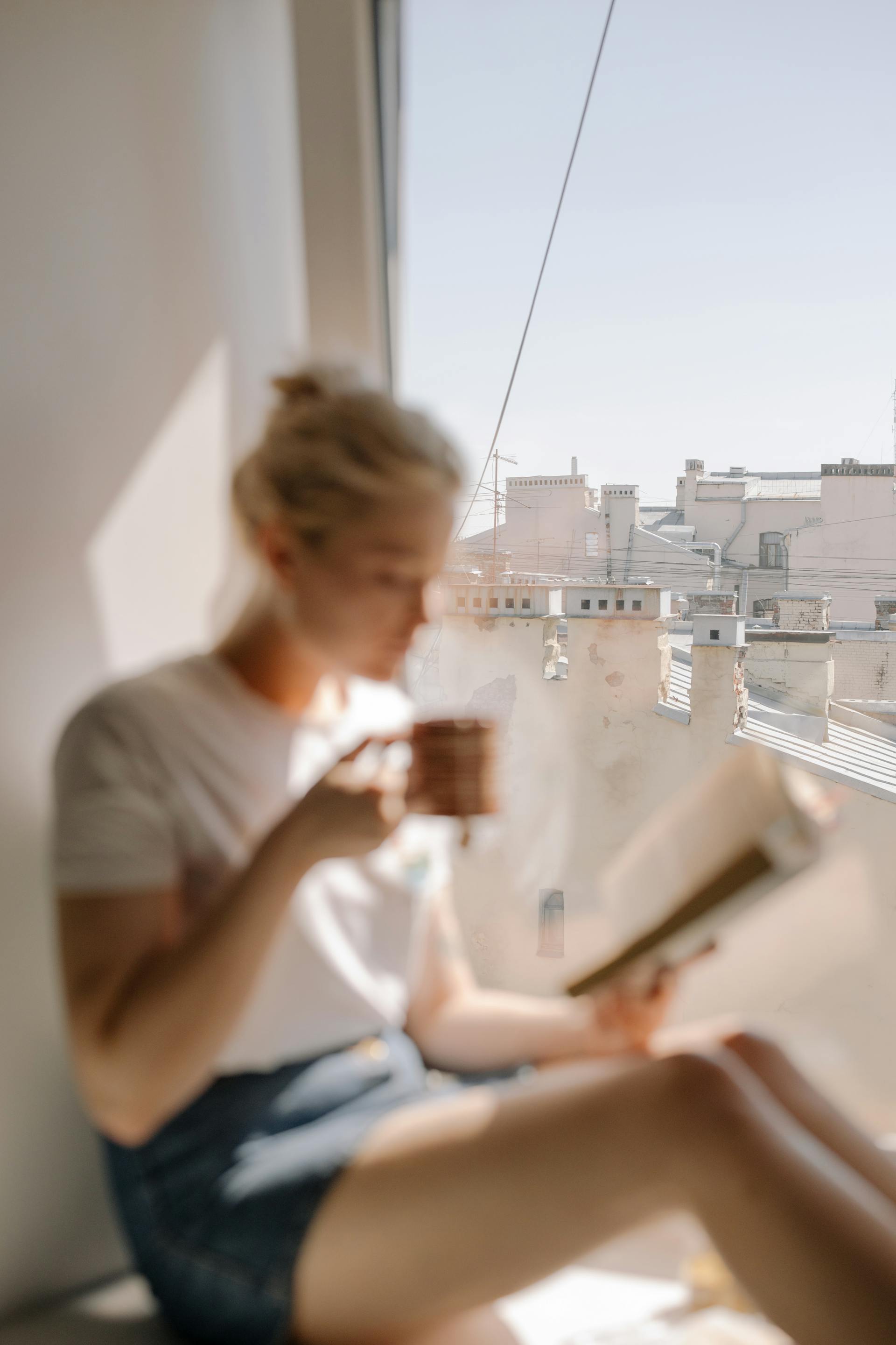 Une femme dans son appartement | Source : Pexels
