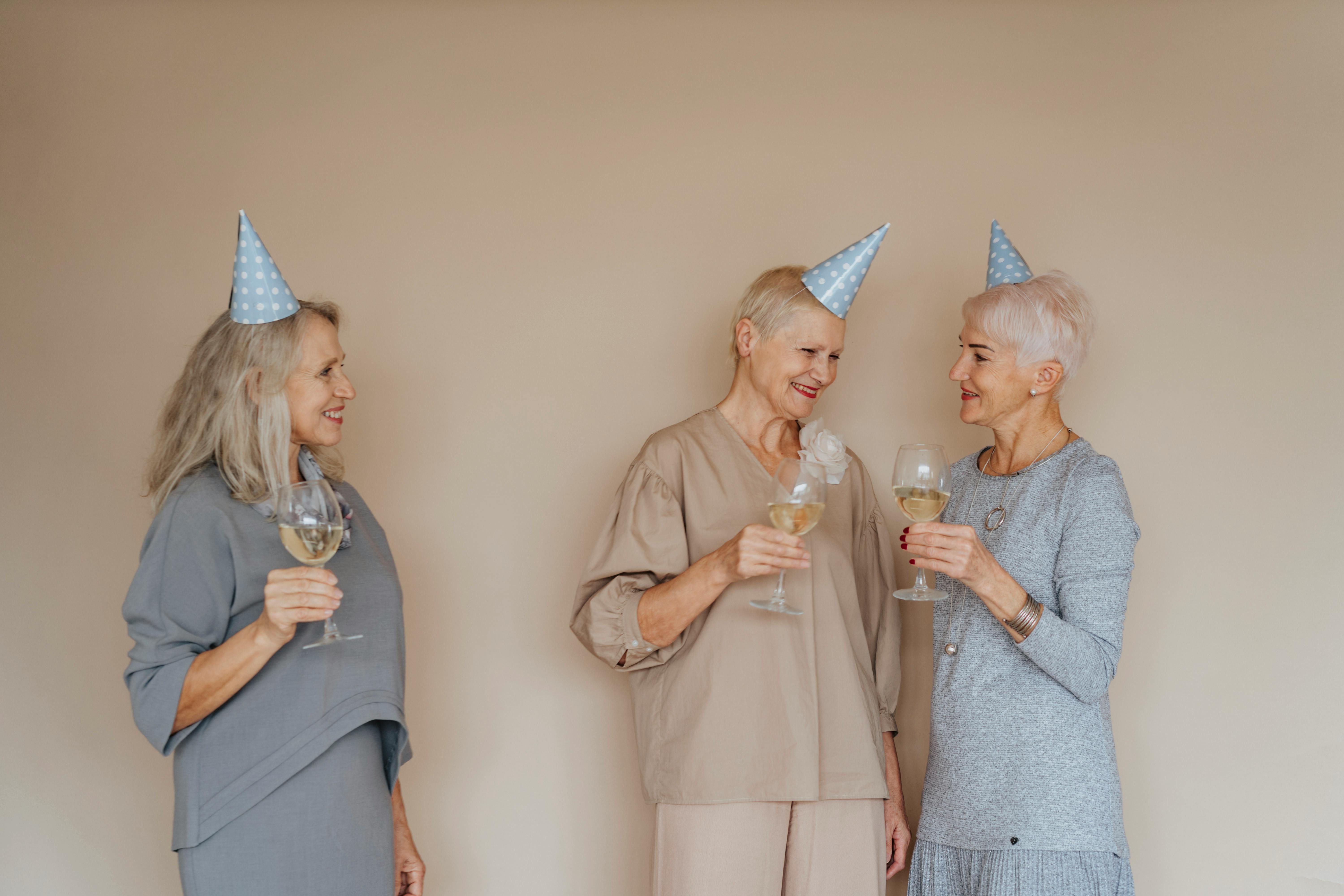 Des amis qui dégustent du vin | Source : Pexels