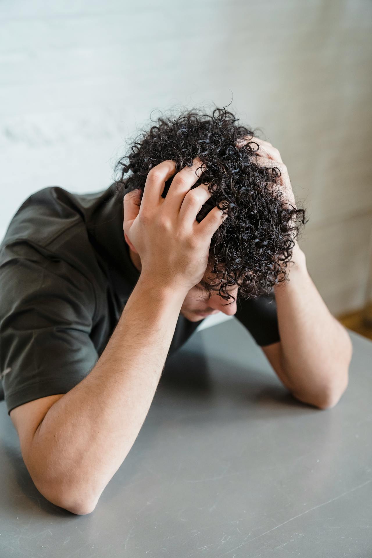 Un homme stressé assis à une table | Source : Pexels