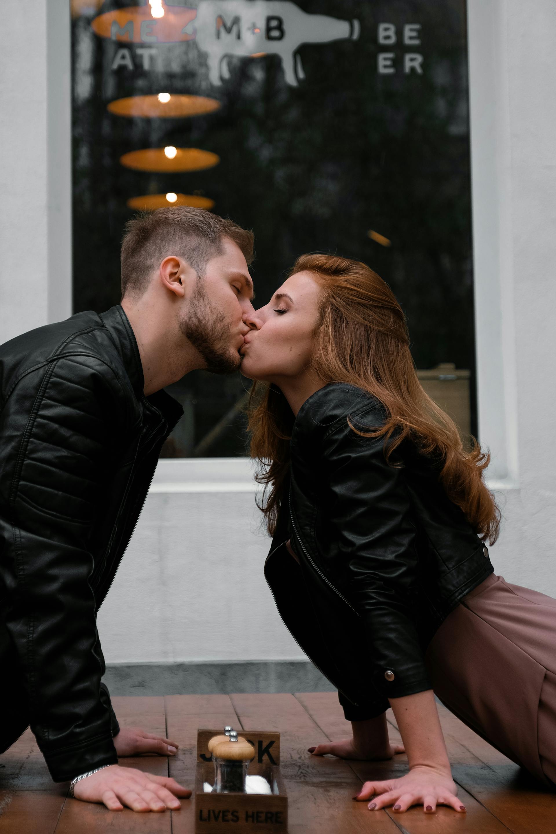 Un couple qui s'embrasse | Source : Pexels