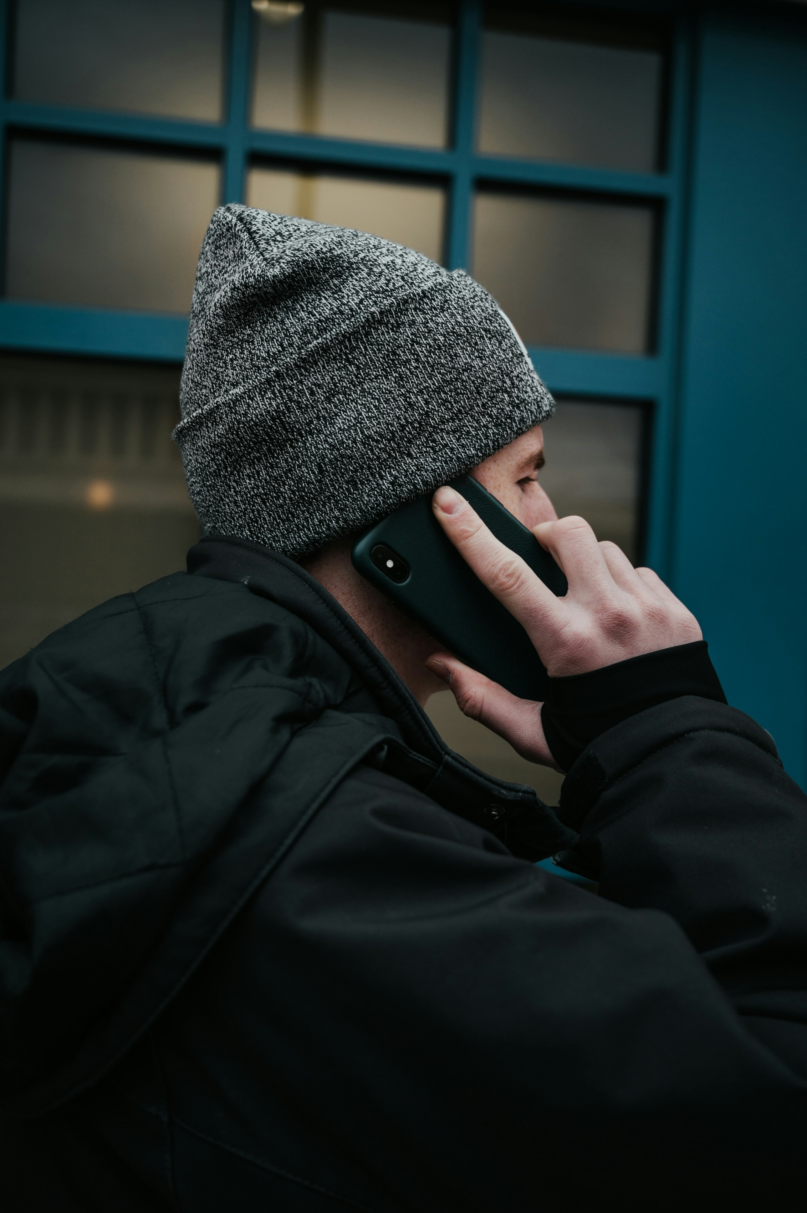 Un homme qui parle au téléphone | Source : Unsplash
