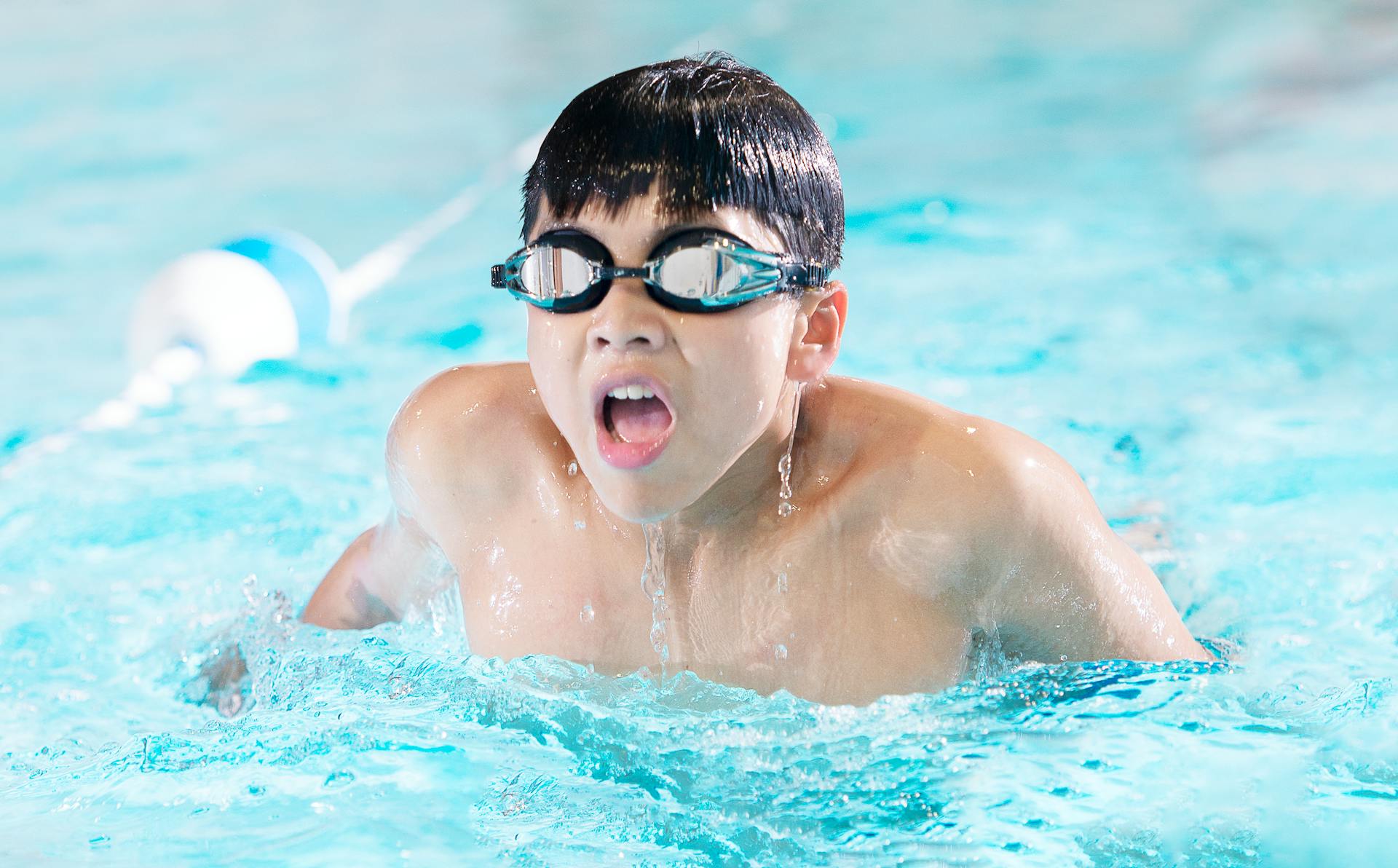 Un garçon nageant dans la piscine | Source : Pexels