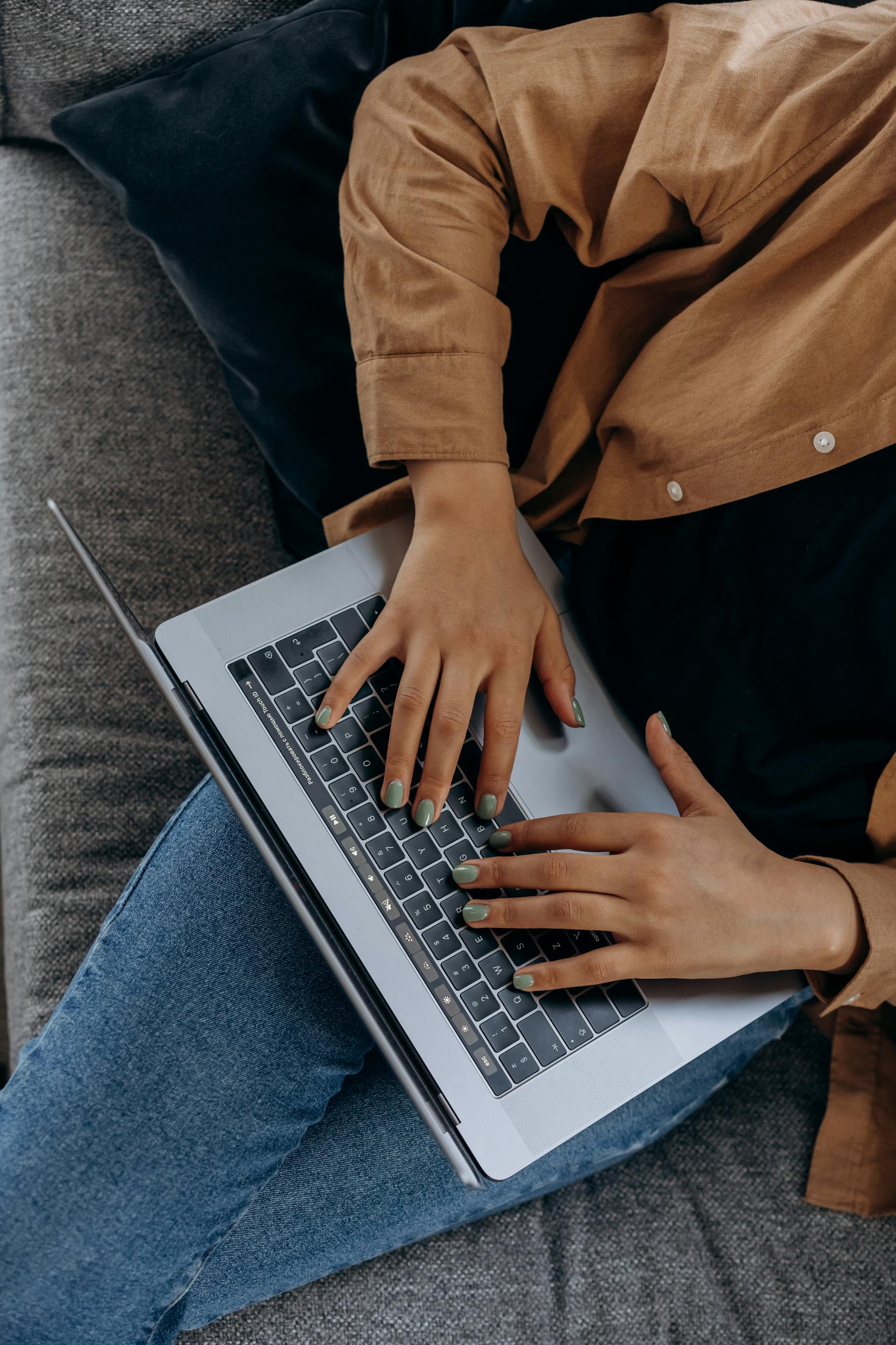 Gros plan sur une femme travaillant sur son ordinateur portable | Source : Pexels