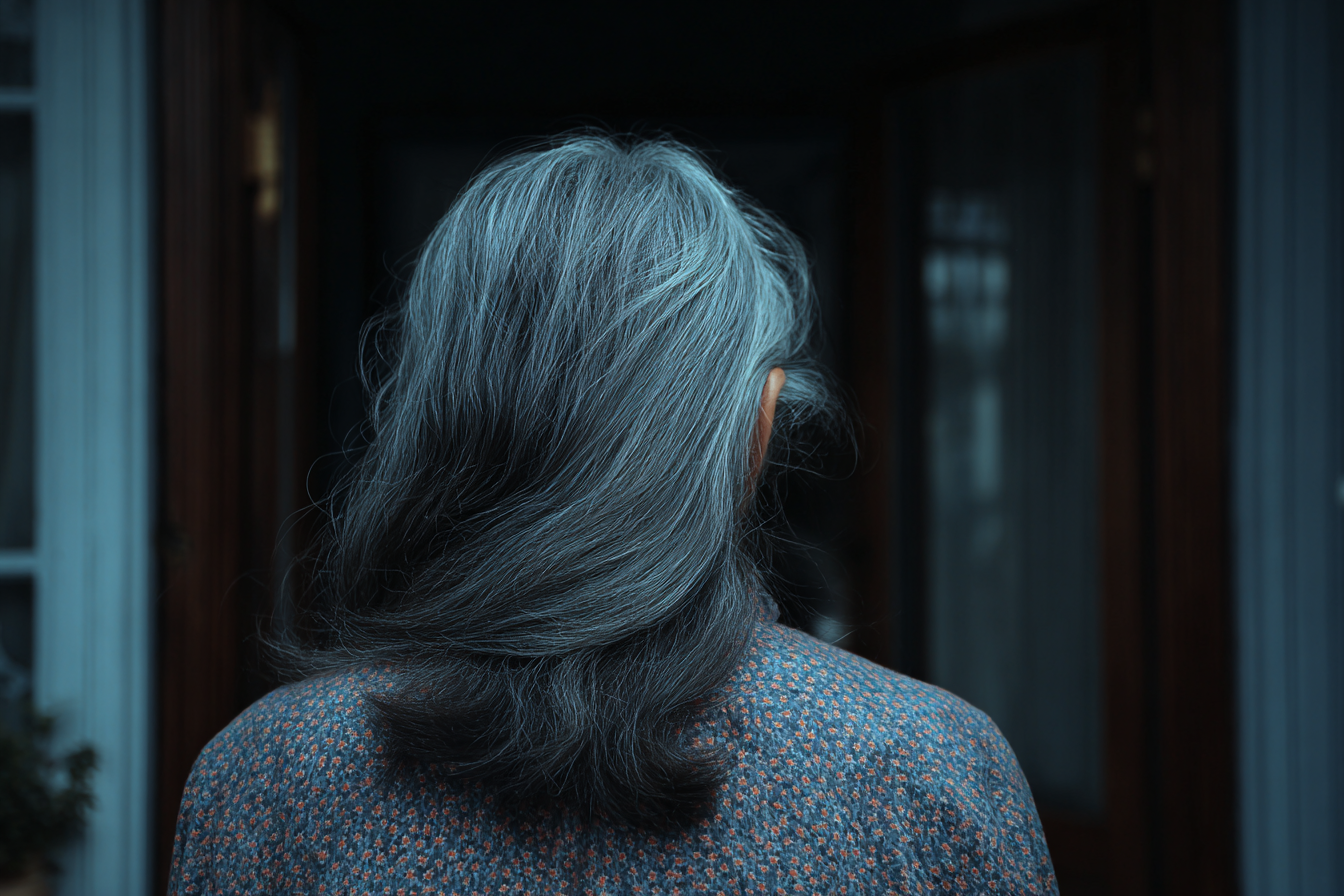Une femme plus âgée qui s'éloigne | Source : Midjourney