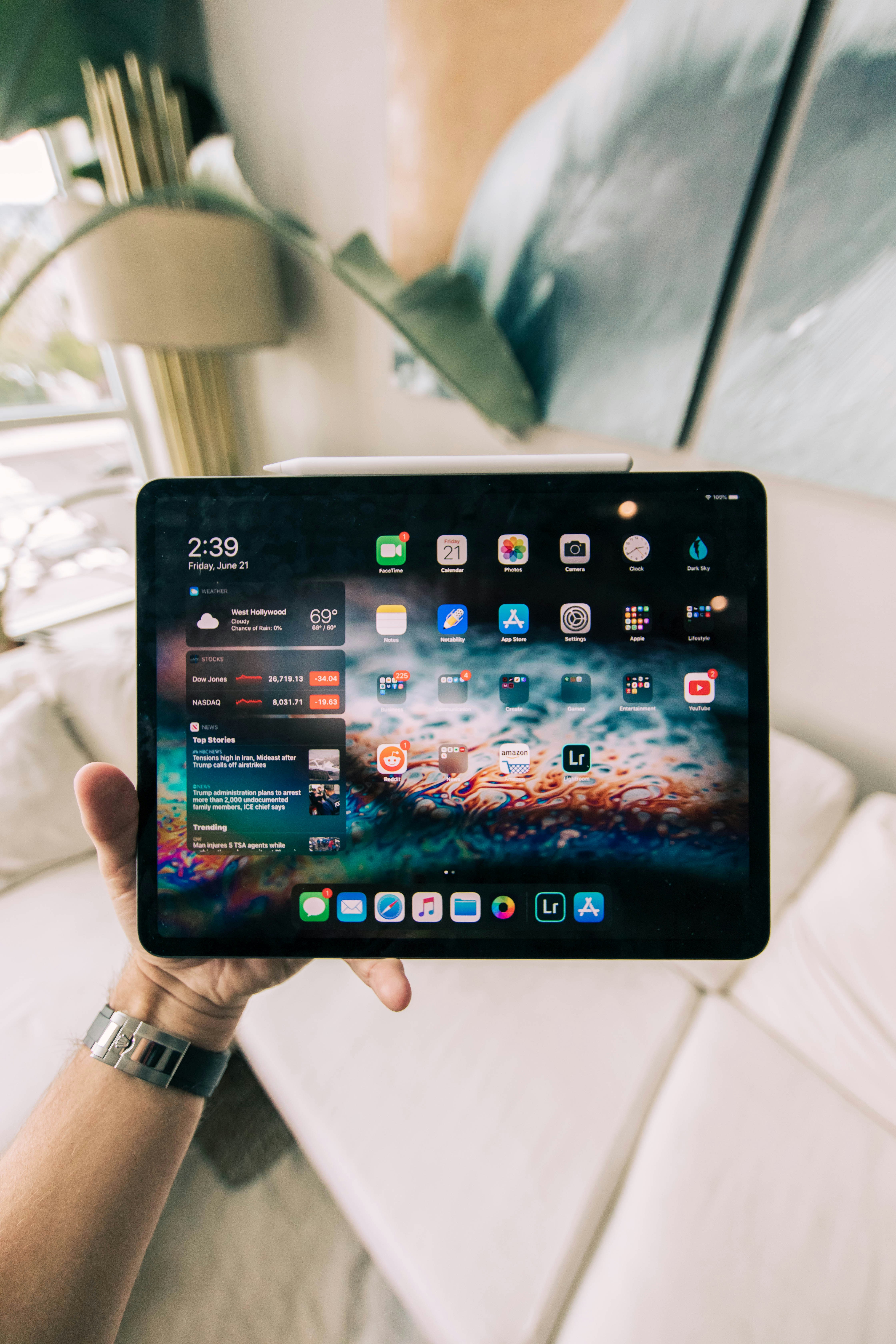 Une personne tenant un iPad | Source : Unsplash