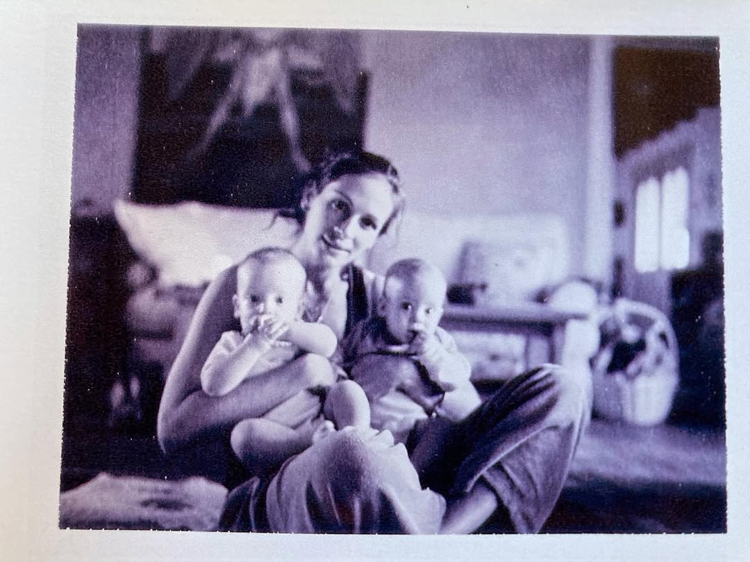Julia Roberts avec ses fils jumeaux, dans une publication datée du 28 novembre 2023. | Source : Instagram/juliaroberts