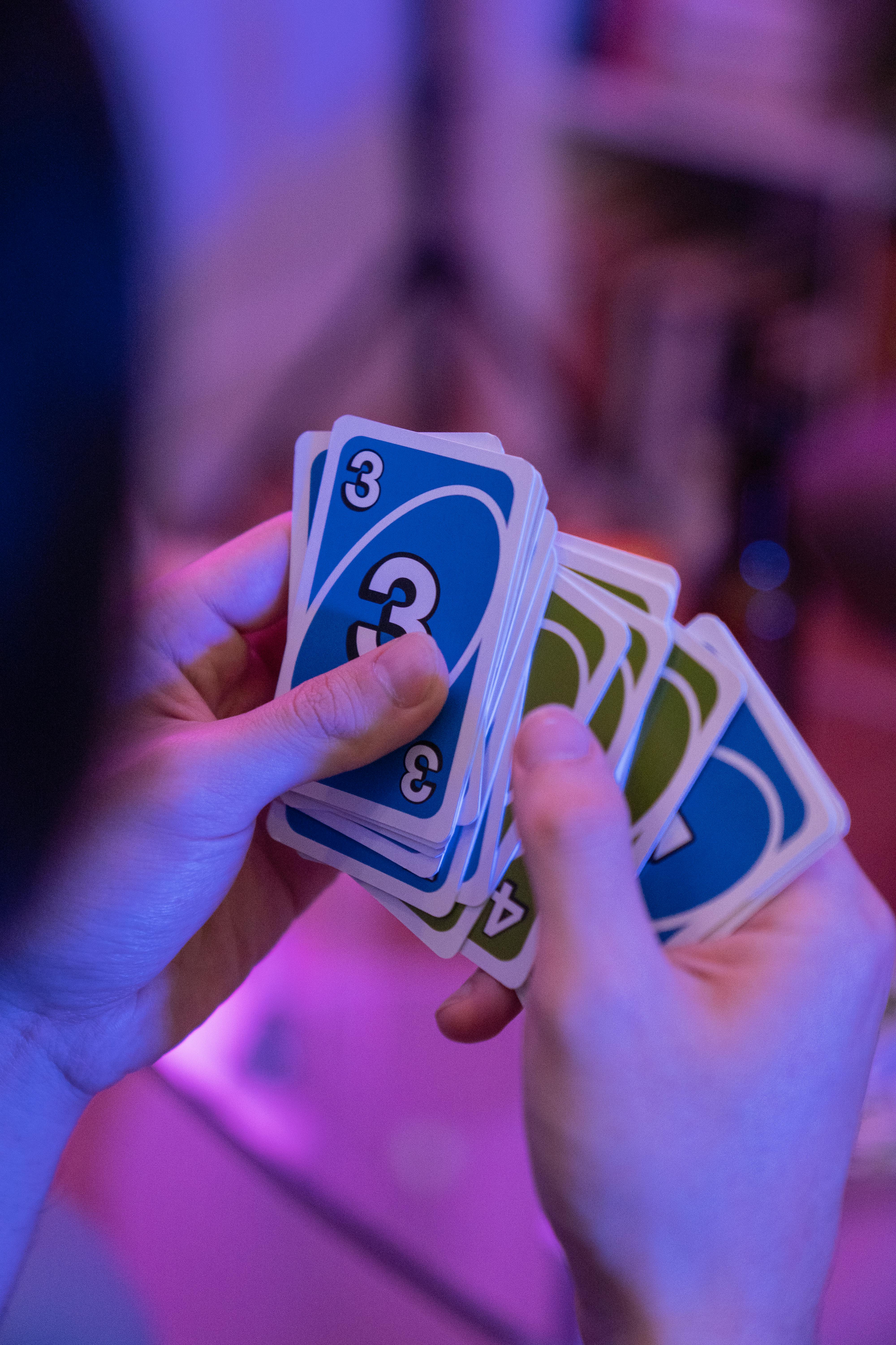 Une personne tenant des cartes Uno | Source : Pexels